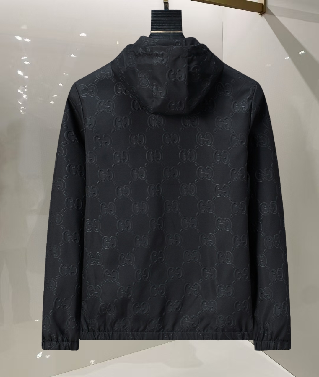 P260
🌸🌸🌸 古驰Gucci 25年最新男士夹克外套,颜色的搭配经典韵味,又不失青春活力,重塑全新的设计画风,展现出大胆而自信的品牌设计理念。
进口面料,袖子和口袋搭配专属品牌设计,体现了对品质和设计的极简追求 低调奢华,将品牌形象和身份地位体现得淋漓尽致!品牌LOGO图标设计简洁而富有辨识度,触感细腻舒适,细节方面出色,处处精致考究,时尚设计,上身干练有型,气场十足!
通体的版型图案和简美学发挥到极致,兼具多种混搭性的一款外套,毫无疑问,属于男人的刚需产品,实穿性极强,配色轻熟百搭!
颜色:图片色。
尺码:M,L,xL,xxL,xxxL