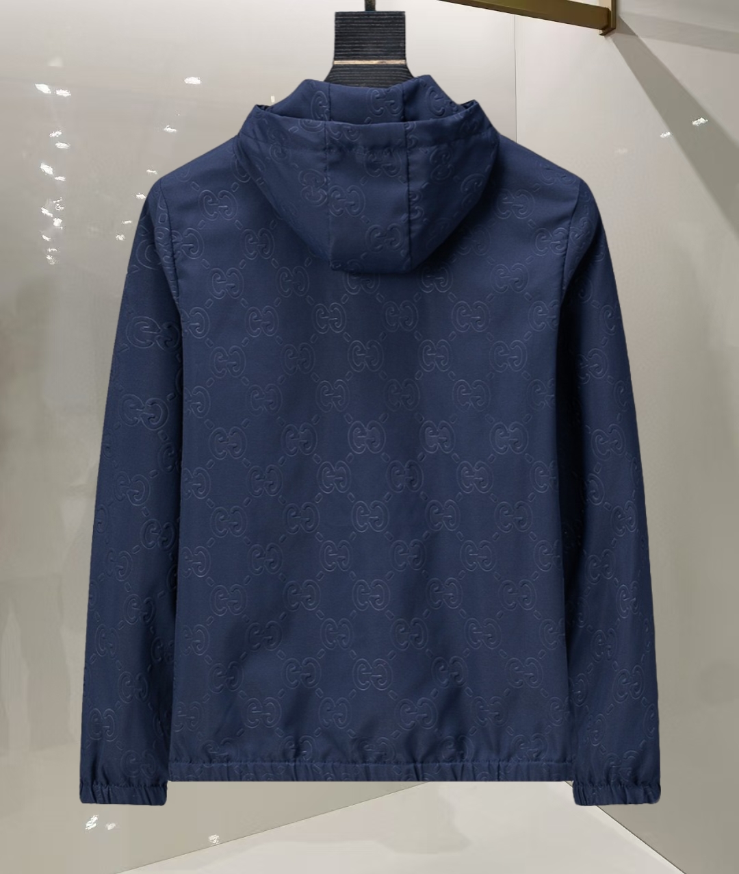 P260
🌸🌸🌸 古驰Gucci 25年最新男士夹克外套,颜色的搭配经典韵味,又不失青春活力,重塑全新的设计画风,展现出大胆而自信的品牌设计理念。
进口面料,袖子和口袋搭配专属品牌设计,体现了对品质和设计的极简追求 低调奢华,将品牌形象和身份地位体现得淋漓尽致!品牌LOGO图标设计简洁而富有辨识度,触感细腻舒适,细节方面出色,处处精致考究,时尚设计,上身干练有型,气场十足!
通体的版型图案和简美学发挥到极致,兼具多种混搭性的一款外套,毫无疑问,属于男人的刚需产品,实穿性极强,配色轻熟百搭!
颜色:图片色。
尺码:M,L,xL,xxL,xxxL