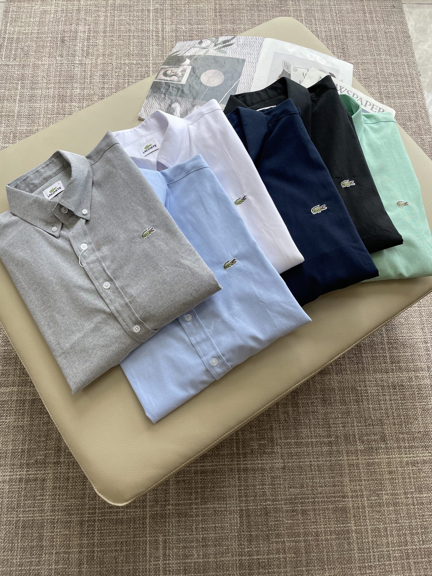 P180 


  🌸🌸🌸  鳄鱼🐊LACOSTE    
【高品质】经典款衬衫！纯棉面料经典休闲衬衫搭配独特的设计，简洁干净、经典的版型设计，属于可随意切换风格的百搭款式，面料手感软糯细腻，极具透气性，贴身着穿亲肤舒适，即可单穿内搭，其百搭性能超乎你的想象！成衣上身简约经典不失优雅感！
码数:M-XXL