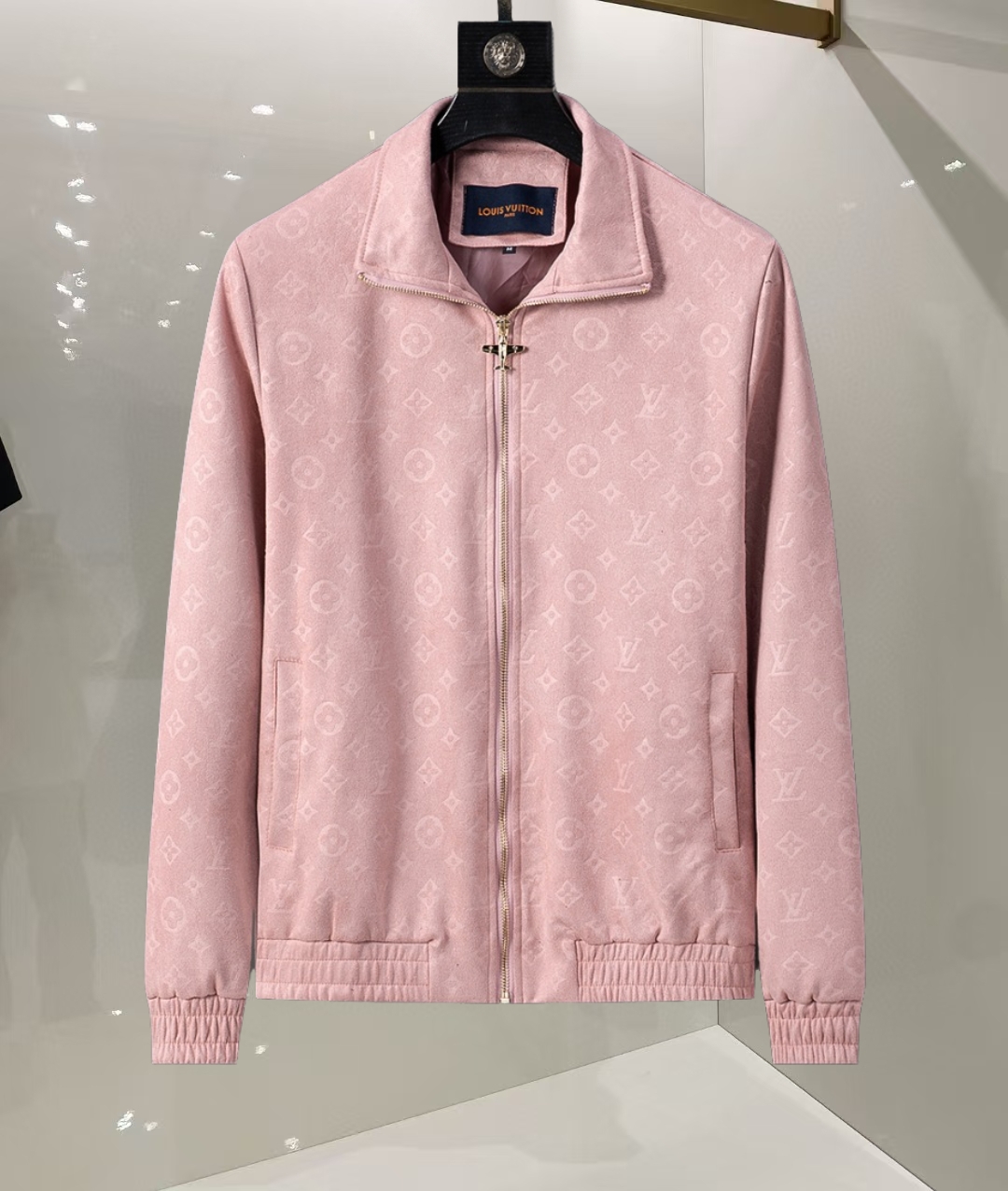 P255


🌸 🌸🌸  路易威登LV ❗ ❗ 压花➕仿皮绒  秋冬新款男装休闲夹克外套❗经典的标识进行别具一格的创新演绎，契合了当季最新的设计理念，辨识度颇为鲜明，简约卡其色设计，年轻活力，风格配色可根据实际场景进行自由穿搭，满足于常规正统且包容所有场合的的着装需求，出挑的印花面更适用于出街造型，辨识度鲜明，尽显都市活力色彩，且塑造性和实穿性极高！

以面料和工艺为主导的款，公司订制面料，具备防风特性，舒适性与透气性兼备，上身轻便且无负担感，整体细节品质感超强❗

细节之处尽显匠心工艺，辅料皆为定做，电镀金属拉链及按扣颇为出彩，非常贵奢且高级，做工极为严谨考究，剪裁一流，上身型款十足，轻松驾驭各种身型，穿搭符合过渡季的需求！
颜色：图片色 
尺码：M，L，xL，xxL，xxxL