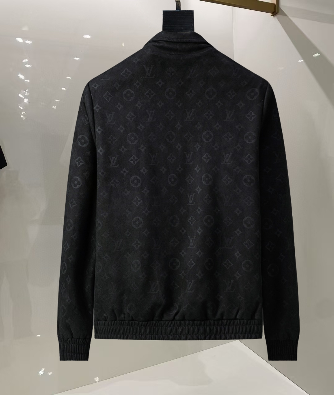 P255


🌸 🌸🌸  路易威登LV ❗ ❗ 压花➕仿皮绒  秋冬新款男装休闲夹克外套❗经典的标识进行别具一格的创新演绎，契合了当季最新的设计理念，辨识度颇为鲜明，简约卡其色设计，年轻活力，风格配色可根据实际场景进行自由穿搭，满足于常规正统且包容所有场合的的着装需求，出挑的印花面更适用于出街造型，辨识度鲜明，尽显都市活力色彩，且塑造性和实穿性极高！

以面料和工艺为主导的款，公司订制面料，具备防风特性，舒适性与透气性兼备，上身轻便且无负担感，整体细节品质感超强❗

细节之处尽显匠心工艺，辅料皆为定做，电镀金属拉链及按扣颇为出彩，非常贵奢且高级，做工极为严谨考究，剪裁一流，上身型款十足，轻松驾驭各种身型，穿搭符合过渡季的需求！
颜色：图片色 
尺码：M，L，xL，xxL，xxxL