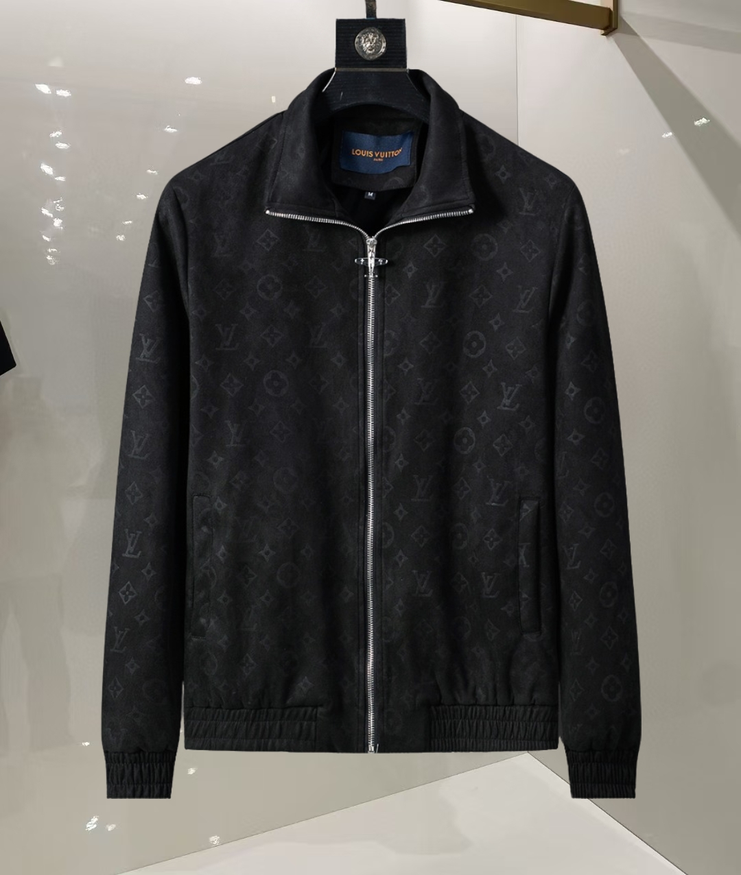P255


🌸 🌸🌸  路易威登LV ❗ ❗ 压花➕仿皮绒  秋冬新款男装休闲夹克外套❗经典的标识进行别具一格的创新演绎，契合了当季最新的设计理念，辨识度颇为鲜明，简约卡其色设计，年轻活力，风格配色可根据实际场景进行自由穿搭，满足于常规正统且包容所有场合的的着装需求，出挑的印花面更适用于出街造型，辨识度鲜明，尽显都市活力色彩，且塑造性和实穿性极高！

以面料和工艺为主导的款，公司订制面料，具备防风特性，舒适性与透气性兼备，上身轻便且无负担感，整体细节品质感超强❗

细节之处尽显匠心工艺，辅料皆为定做，电镀金属拉链及按扣颇为出彩，非常贵奢且高级，做工极为严谨考究，剪裁一流，上身型款十足，轻松驾驭各种身型，穿搭符合过渡季的需求！
颜色：图片色 
尺码：M，L，xL，xxL，xxxL