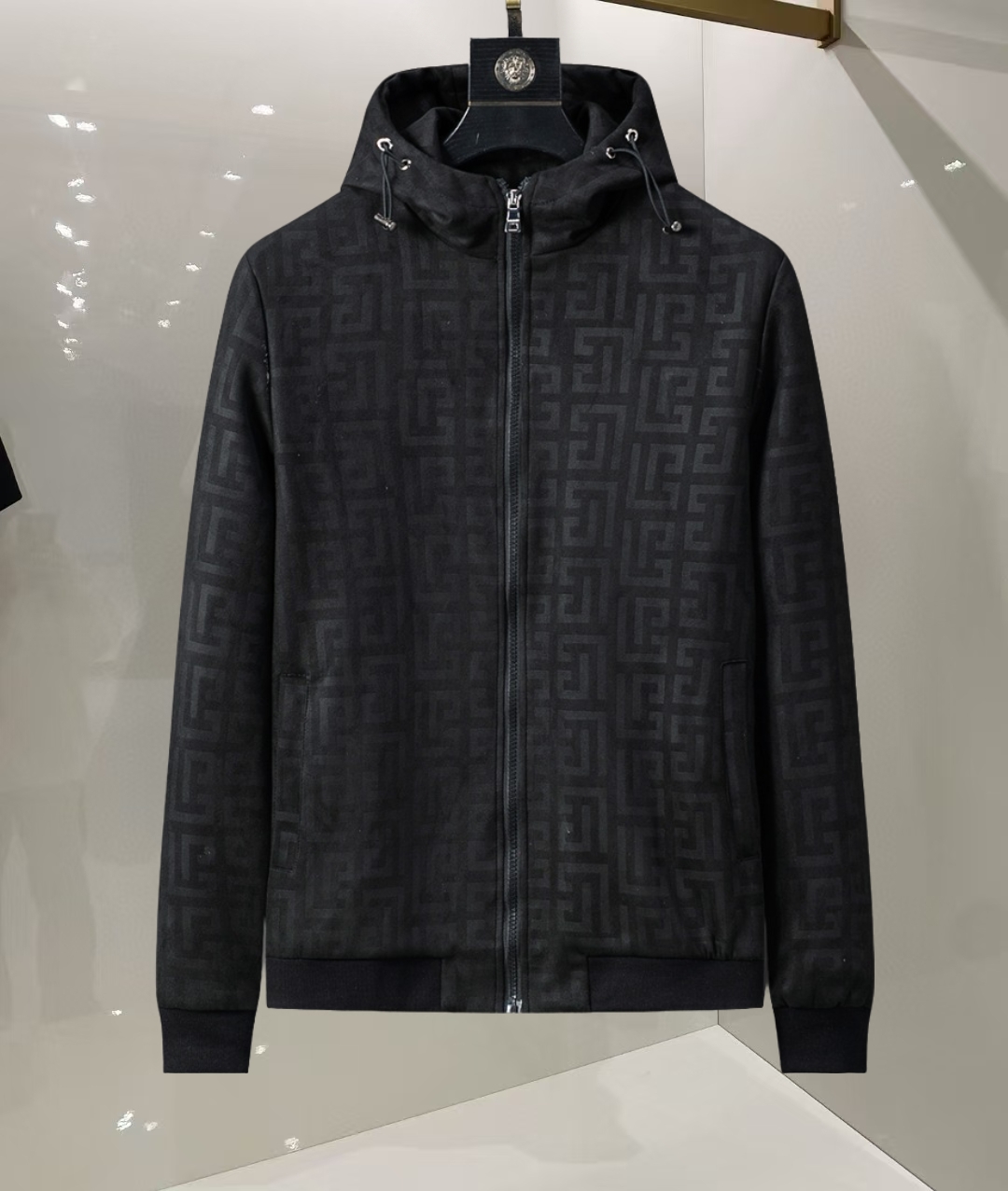 P255


🌸 🌸🌸  巴尔曼 BALMAIN ❗ ❗ 压花➕仿皮绒  秋冬新款男装休闲夹克外套❗经典的标识进行别具一格的创新演绎，契合了当季最新的设计理念，辨识度颇为鲜明，简约卡其色设计，年轻活力，风格配色可根据实际场景进行自由穿搭，满足于常规正统且包容所有场合的的着装需求，出挑的印花面更适用于出街造型，辨识度鲜明，尽显都市活力色彩，且塑造性和实穿性极高！

以面料和工艺为主导的款，公司订制面料，具备防风特性，舒适性与透气性兼备，上身轻便且无负担感，整体细节品质感超强❗

细节之处尽显匠心工艺，辅料皆为定做，电镀金属拉链及按扣颇为出彩，非常贵奢且高级，做工极为严谨考究，剪裁一流，上身型款十足，轻松驾驭各种身型，穿搭符合过渡季的需求！
颜色：图片色 
尺码：M，L，xL，xxL，xxxL