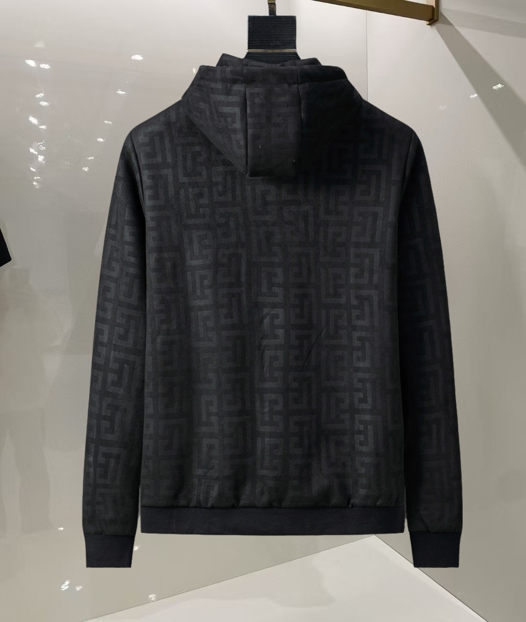 P255
🌸 🌸🌸 巴尔曼 BALMAIN ❗ ❗ 压花➕仿皮绒 秋冬新款男装休闲夹克外套❗经典的标识进行别具一格的创新演绎,契合了当季最新的设计理念,辨识度颇为鲜明,简约卡其色设计,年轻活力,风格配色可根据实际场景进行自由穿搭,满足于常规正统且包容所有场合的的着装需求,出挑的印花面更适用于出街造型,辨识度鲜明,尽显都市活力色彩,且塑造性和实穿性极高!
以面料和工艺为主导的款,公司订制面料,具备防风特性,舒适性与透气性兼备,上身轻便且无负担感,整体细节品质感超强❗
细节之处尽显匠心工艺,辅料皆为定做,电镀金属拉链及按扣颇为出彩,非常贵奢且高级,做工极为严谨考究,剪裁一流,上身型款十足,轻松驾驭各种身型,穿搭符合过渡季的需求!
颜色:图片色
尺码:M,L,xL,xxL,xxxL