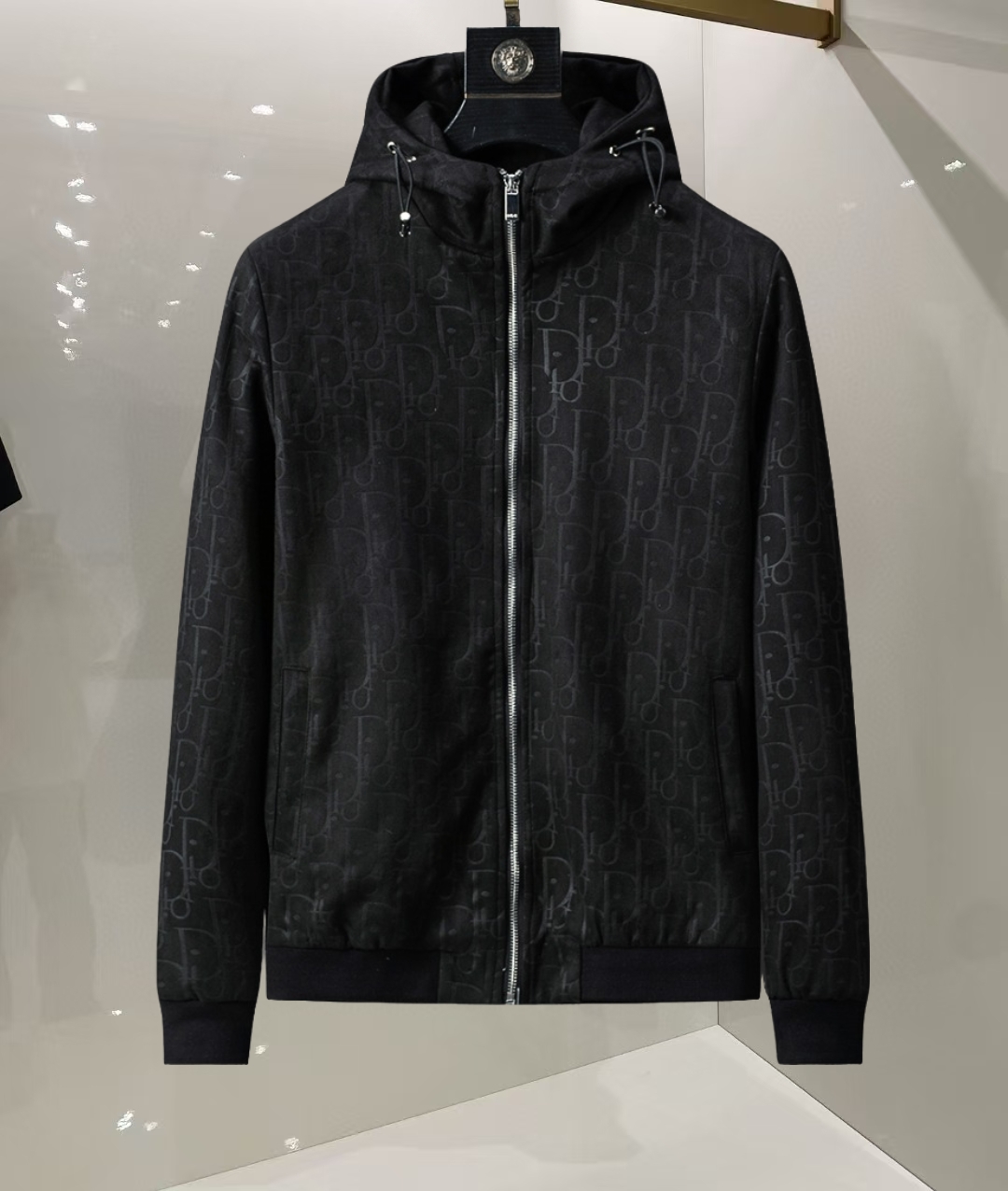 P255
🌸 🌸🌸 迪奥Dior❗ ❗ 压花➕仿皮绒 秋冬新款男装休闲夹克外套❗经典的标识进行别具一格的创新演绎,契合了当季最新的设计理念,辨识度颇为鲜明,简约卡其色设计,年轻活力,风格配色可根据实际场景进行自由穿搭,满足于常规正统且包容所有场合的的着装需求,出挑的印花面更适用于出街造型,辨识度鲜明,尽显都市活力色彩,且塑造性和实穿性极高!
以面料和工艺为主导的款,公司订制面料,具备防风特性,舒适性与透气性兼备,上身轻便且无负担感,整体细节品质感超强❗
细节之处尽显匠心工艺,辅料皆为定做,电镀金属拉链及按扣颇为出彩,非常贵奢且高级,做工极为严谨考究,剪裁一流,上身型款十足,轻松驾驭各种身型,穿搭符合过渡季的需求!
颜色:图片色
尺码:M,L,xL,xxL,xxxL