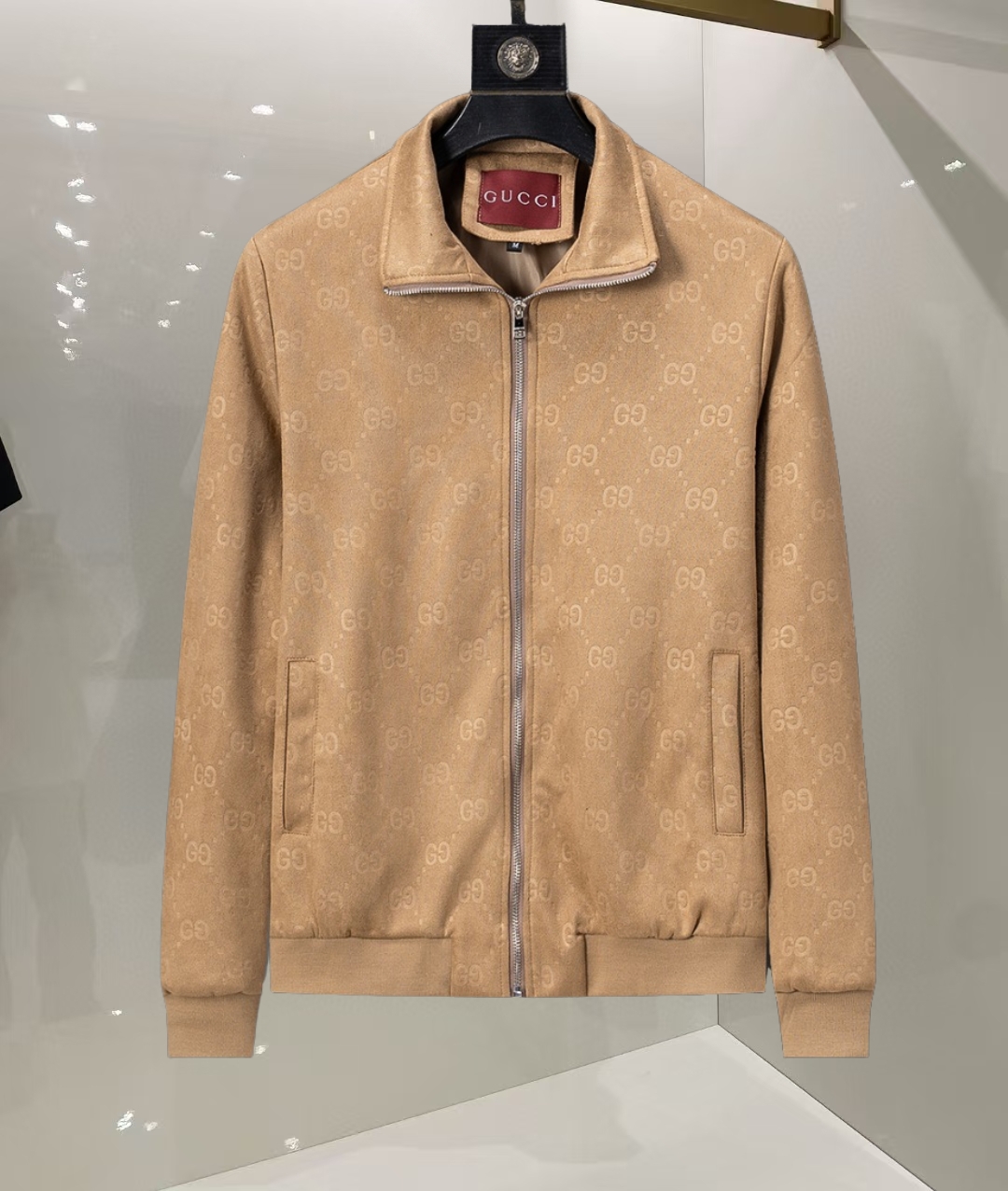 P255
🌸 🌸🌸 古驰Gucci❗ ❗ 压花➕仿皮绒 秋冬新款男装休闲夹克外套❗经典的标识进行别具一格的创新演绎,契合了当季最新的设计理念,辨识度颇为鲜明,简约卡其色设计,年轻活力,风格配色可根据实际场景进行自由穿搭,满足于常规正统且包容所有场合的的着装需求,出挑的印花面更适用于出街造型,辨识度鲜明,尽显都市活力色彩,且塑造性和实穿性极高!
以面料和工艺为主导的款,公司订制面料,具备防风特性,舒适性与透气性兼备,上身轻便且无负担感,整体细节品质感超强❗
细节之处尽显匠心工艺,辅料皆为定做,电镀金属拉链及按扣颇为出彩,非常贵奢且高级,做工极为严谨考究,剪裁一流,上身型款十足,轻松驾驭各种身型,穿搭符合过渡季的需求!
颜色:图片色
尺码:M,L,xL,xxL,xxxL