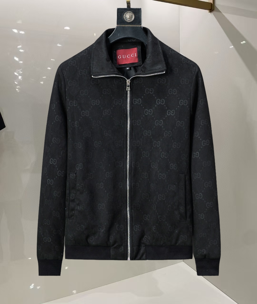 P255
🌸 🌸🌸 古驰Gucci❗ ❗ 压花➕仿皮绒 秋冬新款男装休闲夹克外套❗经典的标识进行别具一格的创新演绎,契合了当季最新的设计理念,辨识度颇为鲜明,简约卡其色设计,年轻活力,风格配色可根据实际场景进行自由穿搭,满足于常规正统且包容所有场合的的着装需求,出挑的印花面更适用于出街造型,辨识度鲜明,尽显都市活力色彩,且塑造性和实穿性极高!
以面料和工艺为主导的款,公司订制面料,具备防风特性,舒适性与透气性兼备,上身轻便且无负担感,整体细节品质感超强❗
细节之处尽显匠心工艺,辅料皆为定做,电镀金属拉链及按扣颇为出彩,非常贵奢且高级,做工极为严谨考究,剪裁一流,上身型款十足,轻松驾驭各种身型,穿搭符合过渡季的需求!
颜色:图片色
尺码:M,L,xL,xxL,xxxL