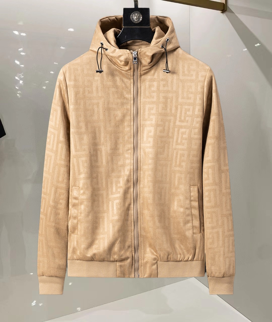 P255


🌸 🌸🌸  巴尔曼 BALMAIN ❗ ❗ 压花➕仿皮绒  秋冬新款男装休闲夹克外套❗经典的标识进行别具一格的创新演绎，契合了当季最新的设计理念，辨识度颇为鲜明，简约卡其色设计，年轻活力，风格配色可根据实际场景进行自由穿搭，满足于常规正统且包容所有场合的的着装需求，出挑的印花面更适用于出街造型，辨识度鲜明，尽显都市活力色彩，且塑造性和实穿性极高！

以面料和工艺为主导的款，公司订制面料，具备防风特性，舒适性与透气性兼备，上身轻便且无负担感，整体细节品质感超强❗

细节之处尽显匠心工艺，辅料皆为定做，电镀金属拉链及按扣颇为出彩，非常贵奢且高级，做工极为严谨考究，剪裁一流，上身型款十足，轻松驾驭各种身型，穿搭符合过渡季的需求！
颜色：图片色 
尺码：M，L，xL，xxL，xxxL