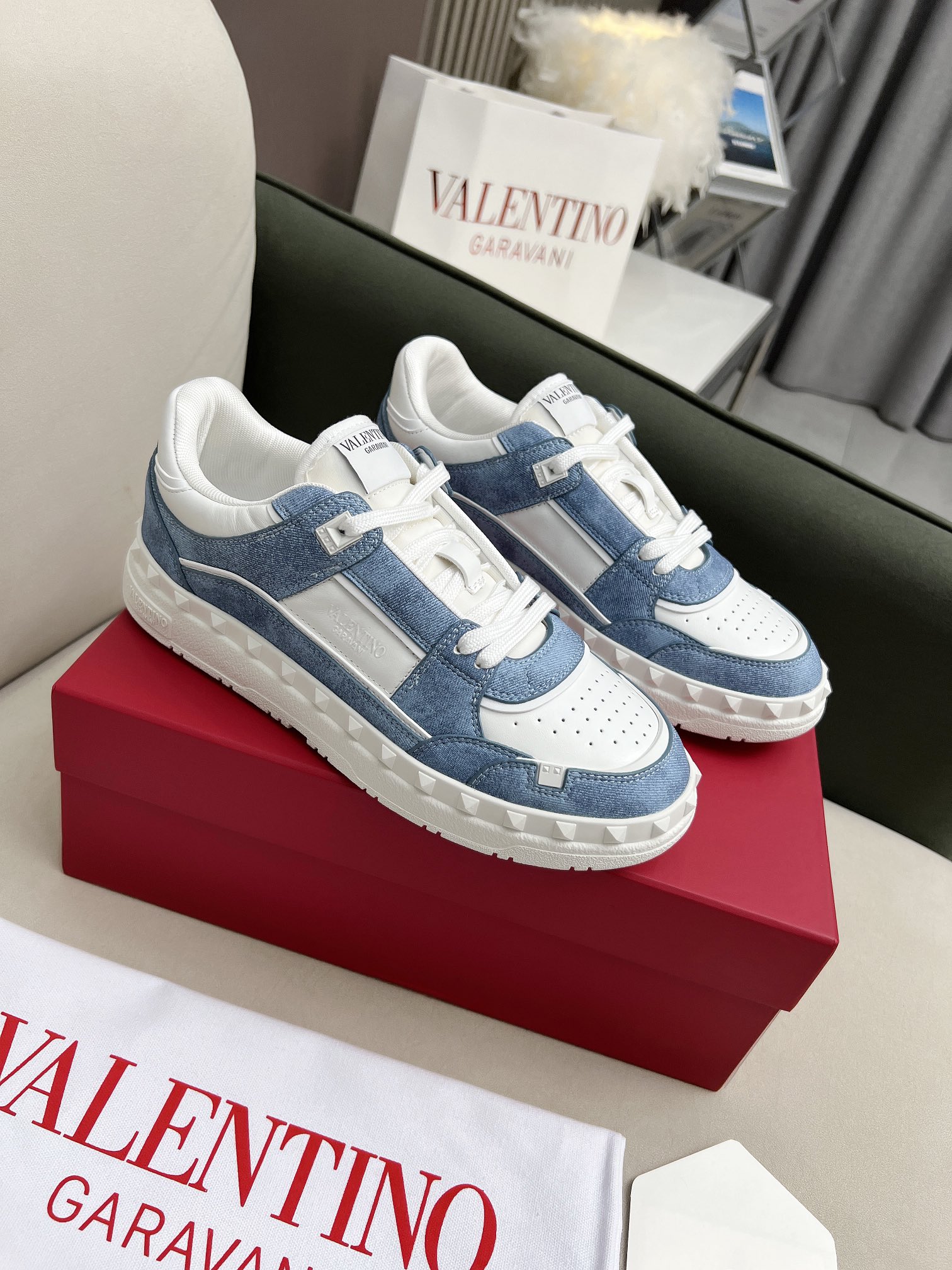 Valentino Sapatos Tênis Pele de vitelo Couro vaca Borracha Tops Baixos