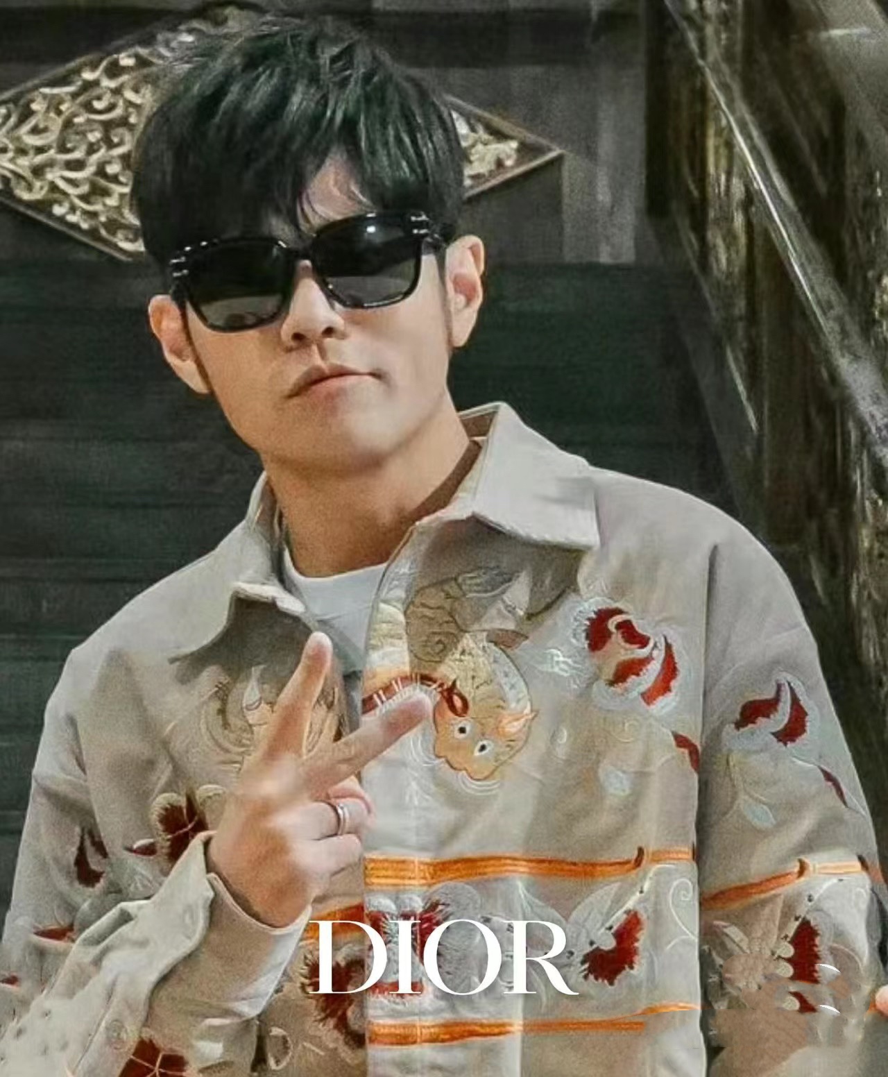 Dior  正式官宣，亚洲天王“周杰伦”成为全球品牌代言人，此次亮相首波先配戴 Dior热卖款太阳眼\n镜，这款作品彰显品牌的经典系列魅力。此作品展现高级时装风格，以当代休闲的正方设计为特色。黑色\n醋酸纤维镜框配搭 「CHRISTIAN DIOR PARIS」标志，缀以金色饰面金属线条。这款富现代感的太阳眼镜配以灰黑色镜片，为任何造型增添鲜明的Dior风格