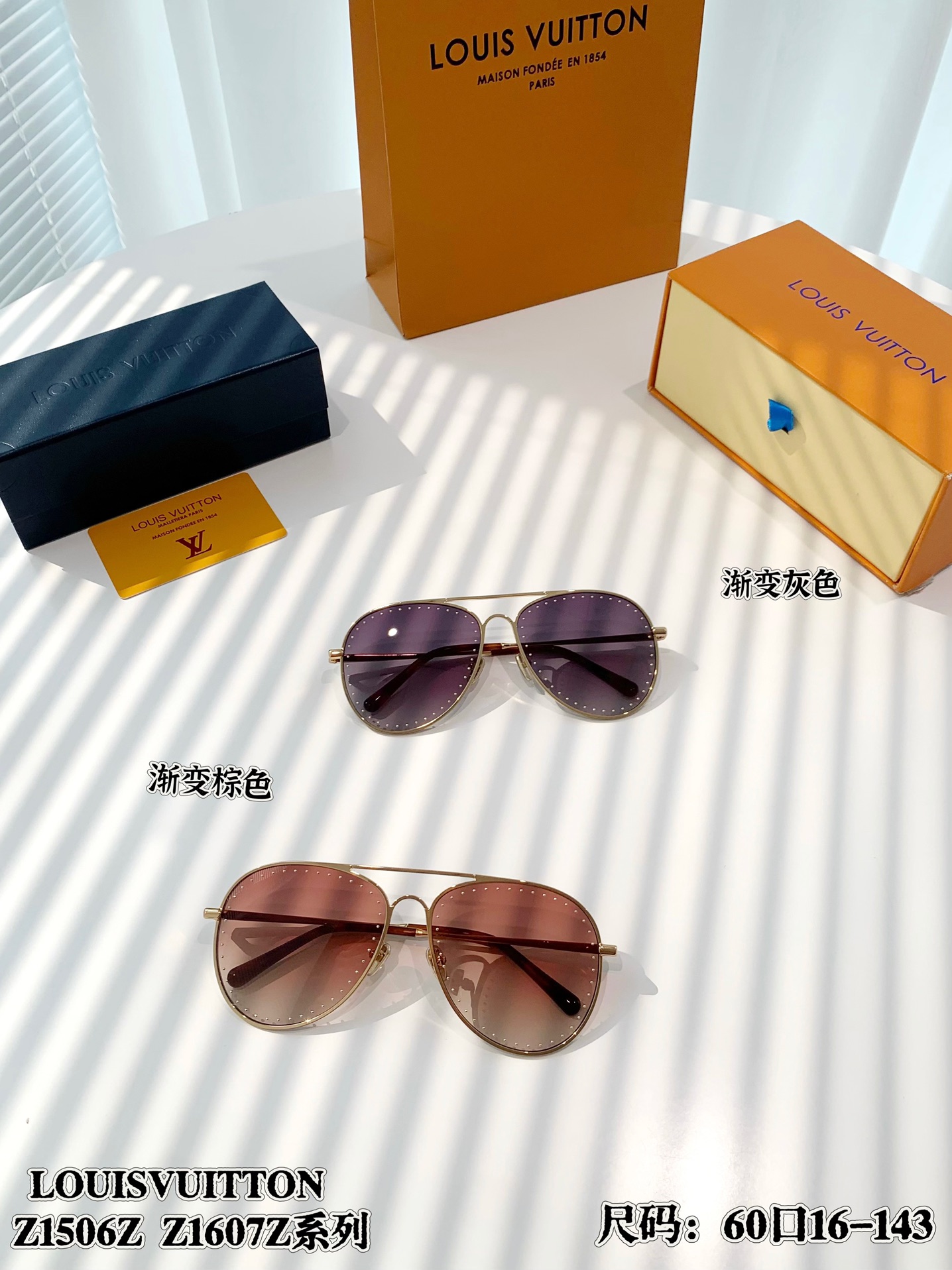 正品 真正渠道货 LOUIS VUITTON 路易登.LVZYWU ZYWU刘亦菲同款系列 LOUIS VUITTON 路易•威登当季最火太阳镜！LOUIS VUITTON 路易•威登 作品型号：#ZYWU渐灰色 #ZYWU渐茶色＃热播剧《玫瑰的故事》刘亦菲演绎同款渐茶色太阳镜。年热播剧《去有风的地方》刘亦菲饰演许红豆演绎灰蓝色太阳镜飞行员太阳镜，流行经典款式，位于人脸上的黄金分割美学。超轻金属镜架，K真金电镀，它的镀金厚度是按微米wm来计算收费的。质感超强，永不褪色，超级有质感（不多市面上之前的品质）\nLV Trunk Pilot 太阳眼镜以纤薄镜架和双层鼻梁架重绎经典飞行员造型，再为镜片点缀行李箱风格饰钉。Monogram花卉栖身端头，路易威登标识铭纹可在镜腿读取。\n-醋酯纤维端头飞行员式\n镜片配有行李箱风格饰钉镜腿镂刻路易威登标识\n透光度：%\n-紫外线遮蔽率：YD%\n男女