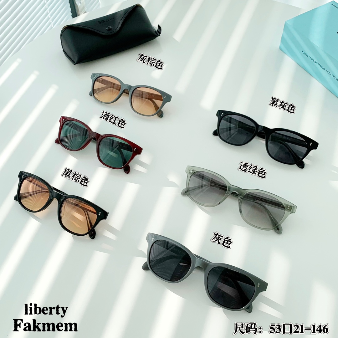 原单正品：Fakeme 时尚潮流太阳镜镜。型号：liberty。\n刘亦菲同款\n酷飒黄亦玫开飞机同款墨镜\n双马尾黄亦玫减龄可爱\n男女同款系列！\nFakeme 品牌成立于年，是目前非常炙手可热的潮牌墨镜\n品牌，这个品牌就是要不拘泥于所谓的流行文化，为眼镜爱好者提供新的思维与选项，重新定义眼镜的流行性与设计感。做到简约不突兀时尚不落俗，以恰到好处的佩戴感与修饰效果，受到韩国众多明星的追捧，先后与 Yoo lIn-Na (刘仁娜）、Oh\nYeon Seo(吴涟序）、KeemWonjoong（金元中） 推出画报款以及联名款，通过空问、色彩、文化、复古等元素的再创新，让时髦与舒适并存。近期品牌有王嘉尔、赵丽颖、宋慧\n乔、韩素汐、宋智雅、徐璐、杨紫、孙怡、Newjeans、喻言、张俪、包上恩、胡连馨儿等同款。Fakeme 不拘泥于所谓的流行文化，更像是一种态度蕴藏在每个人的内心深处。我们