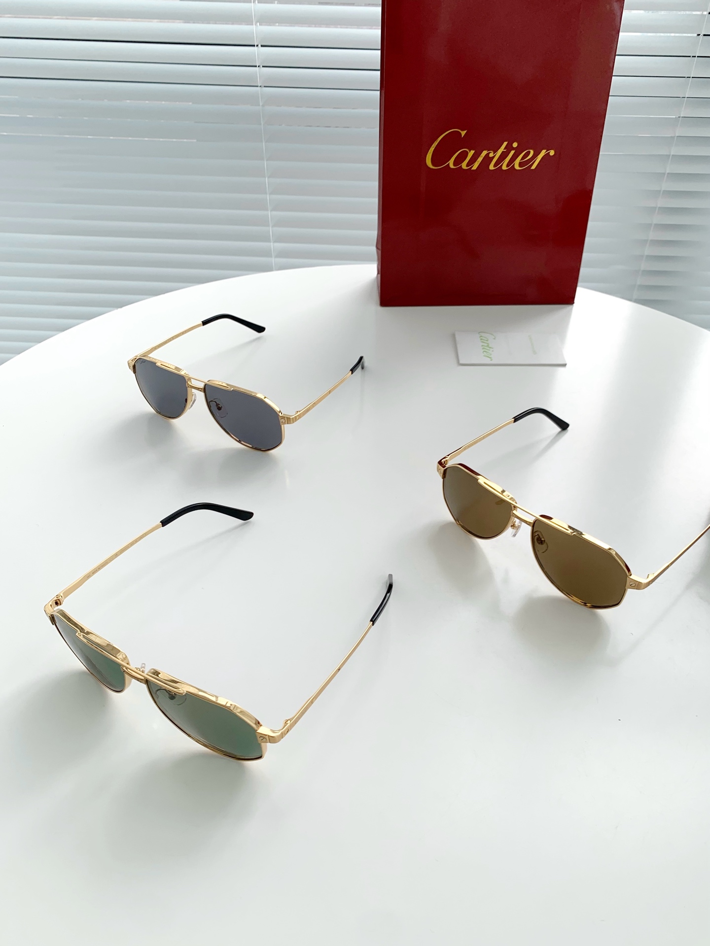 p460 原单正品:Cartier/卡地亚最新款高端时尚飞行员太阳墨镜型号:CT0461S 男女同款 高端系列
镜框釆用合金属超轻镜架 18K 真金经过多次IP真空电镀 做工精良考究 传承百年卓越品质 调计前卫时尚 又不乏注入时代感元素 镜腿与镜架采用镂空设计相衔接 品牌元素的注入与标识 超美超赞的设计 给予佩戴者静入泰山 动如猎豹之势 沉稳内敛而又不失引领潮流 可调节柔软硅胶鼻托美观舒适 使用性倍增 不受鼻梁的高低限制而随意调节舒适度 镜片选用全国公认最佳有镜片中"劳斯莱斯"美誉之称的卡尔蔡司镜片 蔡司镜片提供高效于UV防护。100%防止有害紫外线为先的侵入 不管是开车自驾 还是踏青旅游 都会对你的眼睛带来百倍呵护 时尚款 实用好物推荐款!
尺寸:60口14-145
