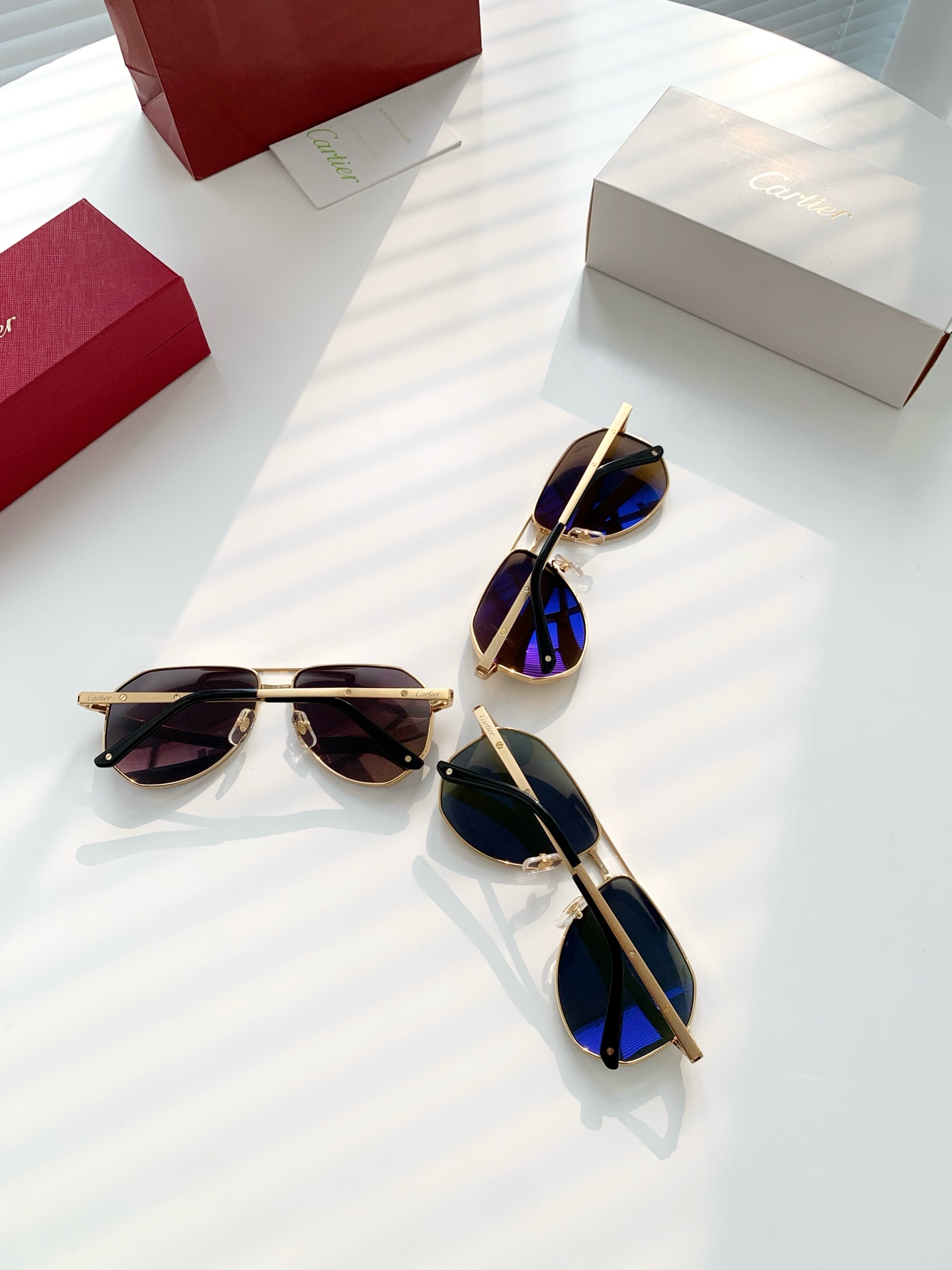 p460 原单正品:Cartier/卡地亚最新款高端时尚飞行员太阳墨镜型号:CT0461S 男女同款 高端系列
镜框釆用合金属超轻镜架 18K 真金经过多次IP真空电镀 做工精良考究 传承百年卓越品质 调计前卫时尚 又不乏注入时代感元素 镜腿与镜架采用镂空设计相衔接 品牌元素的注入与标识 超美超赞的设计 给予佩戴者静入泰山 动如猎豹之势 沉稳内敛而又不失引领潮流 可调节柔软硅胶鼻托美观舒适 使用性倍增 不受鼻梁的高低限制而随意调节舒适度 镜片选用全国公认最佳有镜片中"劳斯莱斯"美誉之称的卡尔蔡司镜片 蔡司镜片提供高效于UV防护。100%防止有害紫外线为先的侵入 不管是开车自驾 还是踏青旅游 都会对你的眼睛带来百倍呵护 时尚款 实用好物推荐款!
尺寸:60口14-145