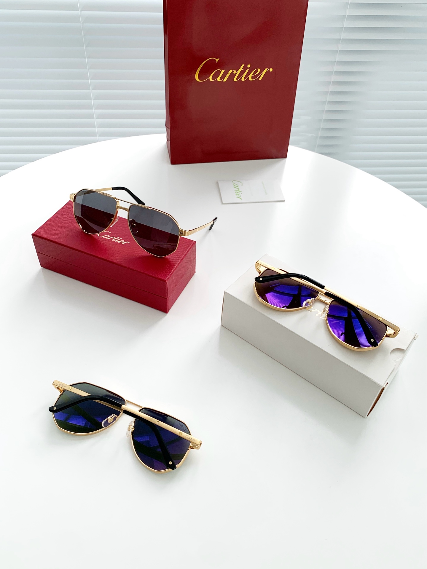 p460 原单正品:Cartier/卡地亚最新款高端时尚飞行员太阳墨镜型号:CT0461S 男女同款 高端系列
镜框釆用合金属超轻镜架 18K 真金经过多次IP真空电镀 做工精良考究 传承百年卓越品质 调计前卫时尚 又不乏注入时代感元素 镜腿与镜架采用镂空设计相衔接 品牌元素的注入与标识 超美超赞的设计 给予佩戴者静入泰山 动如猎豹之势 沉稳内敛而又不失引领潮流 可调节柔软硅胶鼻托美观舒适 使用性倍增 不受鼻梁的高低限制而随意调节舒适度 镜片选用全国公认最佳有镜片中"劳斯莱斯"美誉之称的卡尔蔡司镜片 蔡司镜片提供高效于UV防护。100%防止有害紫外线为先的侵入 不管是开车自驾 还是踏青旅游 都会对你的眼睛带来百倍呵护 时尚款 实用好物推荐款!
尺寸:60口14-145