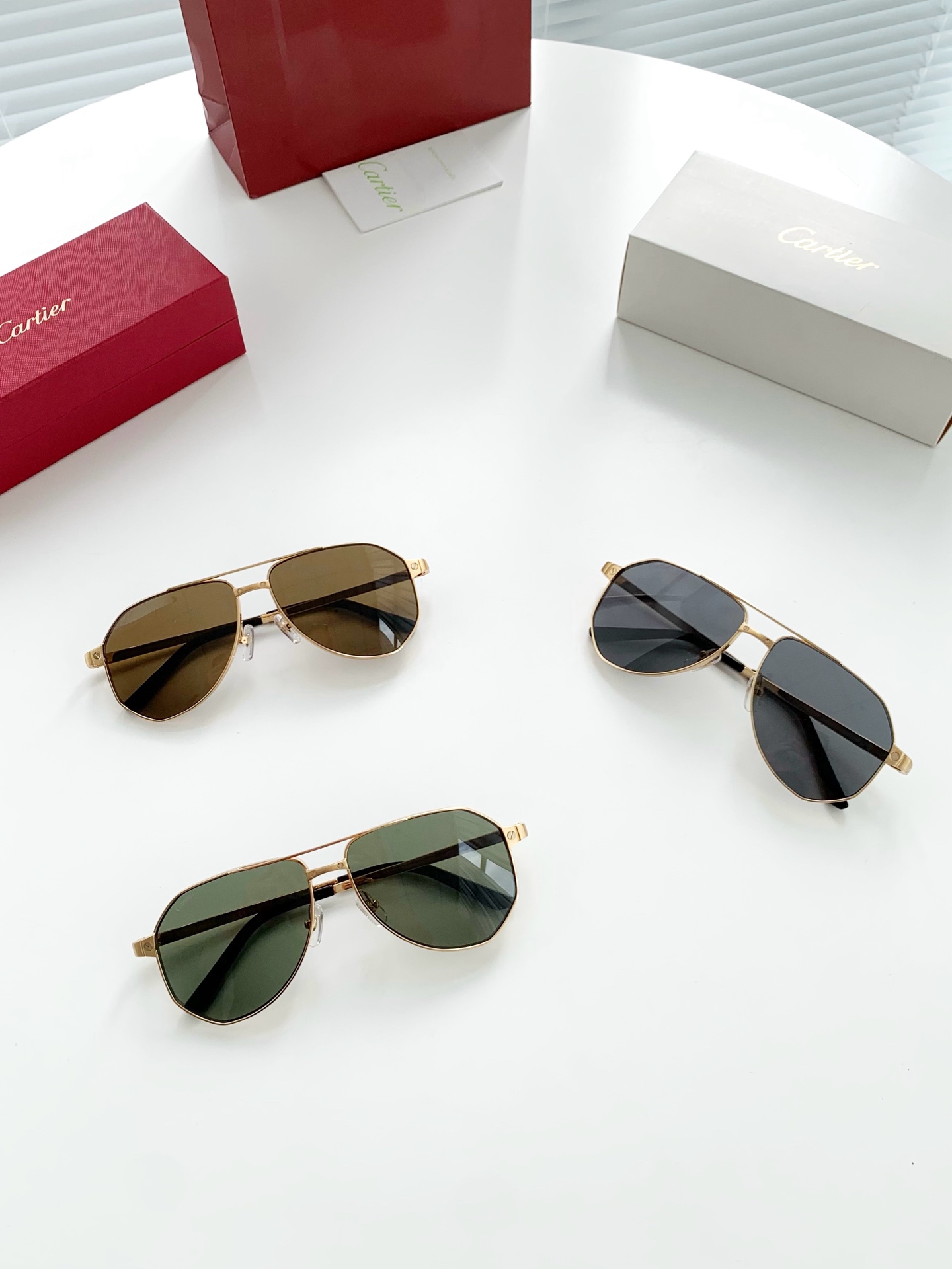 p460 原单正品:Cartier/卡地亚最新款高端时尚飞行员太阳墨镜型号:CT0461S 男女同款 高端系列
镜框釆用合金属超轻镜架 18K 真金经过多次IP真空电镀 做工精良考究 传承百年卓越品质 调计前卫时尚 又不乏注入时代感元素 镜腿与镜架采用镂空设计相衔接 品牌元素的注入与标识 超美超赞的设计 给予佩戴者静入泰山 动如猎豹之势 沉稳内敛而又不失引领潮流 可调节柔软硅胶鼻托美观舒适 使用性倍增 不受鼻梁的高低限制而随意调节舒适度 镜片选用全国公认最佳有镜片中"劳斯莱斯"美誉之称的卡尔蔡司镜片 蔡司镜片提供高效于UV防护。100%防止有害紫外线为先的侵入 不管是开车自驾 还是踏青旅游 都会对你的眼睛带来百倍呵护 时尚款 实用好物推荐款!
尺寸:60口14-145