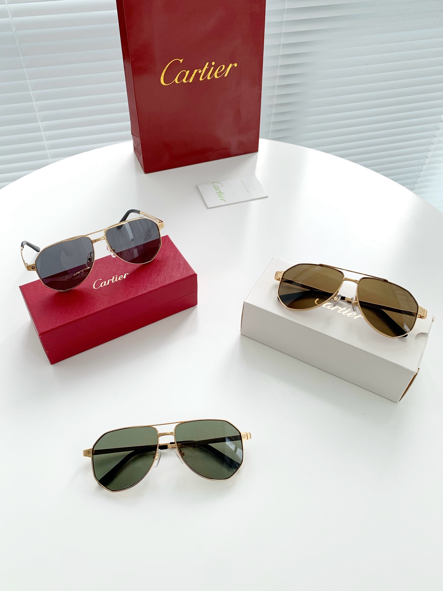 p460 原单正品:Cartier/卡地亚最新款高端时尚飞行员太阳墨镜型号:CT0461S 男女同款 高端系列
镜框釆用合金属超轻镜架 18K 真金经过多次IP真空电镀 做工精良考究 传承百年卓越品质 调计前卫时尚 又不乏注入时代感元素 镜腿与镜架采用镂空设计相衔接 品牌元素的注入与标识 超美超赞的设计 给予佩戴者静入泰山 动如猎豹之势 沉稳内敛而又不失引领潮流 可调节柔软硅胶鼻托美观舒适 使用性倍增 不受鼻梁的高低限制而随意调节舒适度 镜片选用全国公认最佳有镜片中"劳斯莱斯"美誉之称的卡尔蔡司镜片 蔡司镜片提供高效于UV防护。100%防止有害紫外线为先的侵入 不管是开车自驾 还是踏青旅游 都会对你的眼睛带来百倍呵护 时尚款 实用好物推荐款!
尺寸:60口14-145