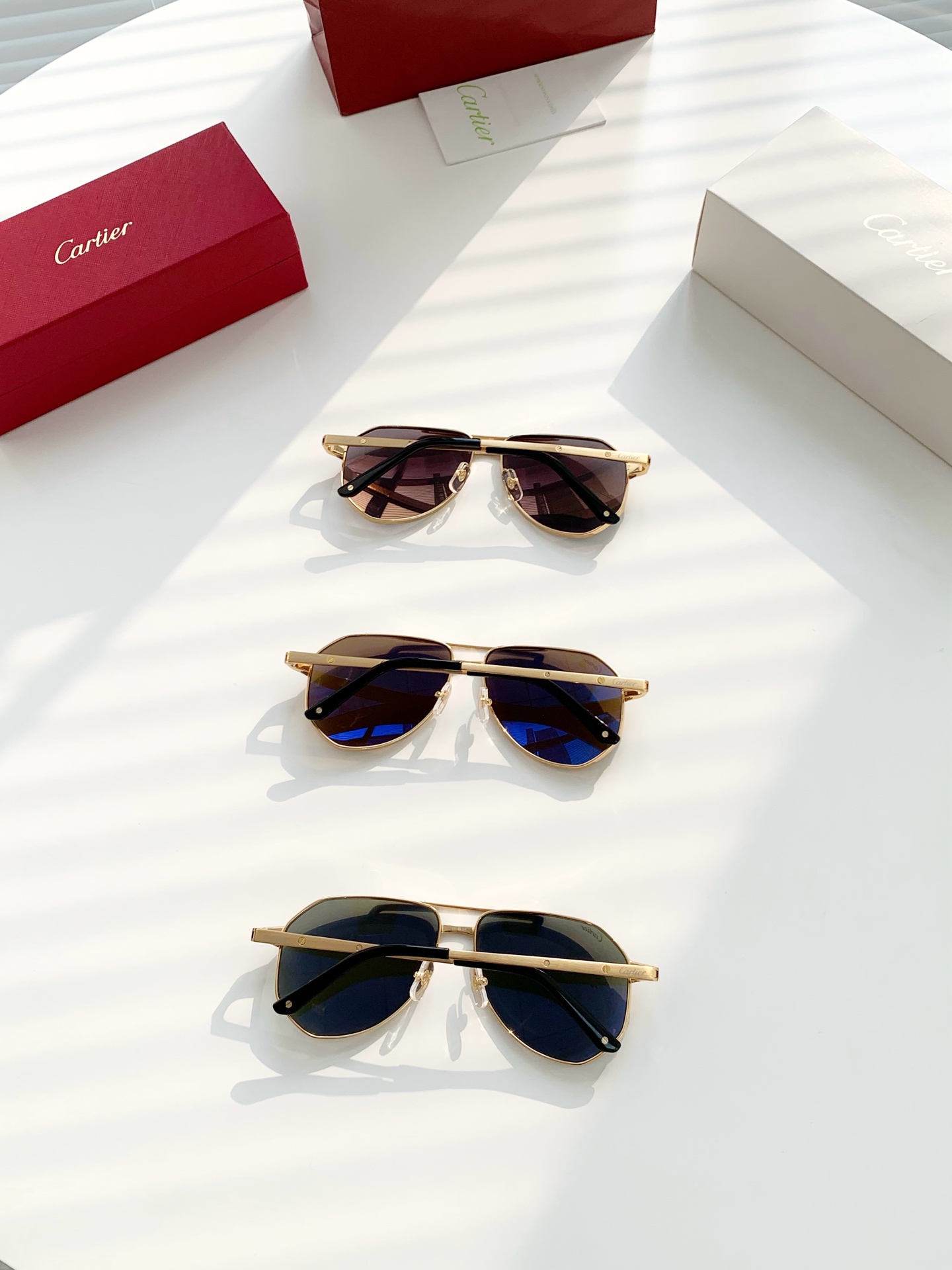 p460 原单正品:Cartier/卡地亚最新款高端时尚飞行员太阳墨镜型号:CT0461S 男女同款 高端系列
镜框釆用合金属超轻镜架 18K 真金经过多次IP真空电镀 做工精良考究 传承百年卓越品质 调计前卫时尚 又不乏注入时代感元素 镜腿与镜架采用镂空设计相衔接 品牌元素的注入与标识 超美超赞的设计 给予佩戴者静入泰山 动如猎豹之势 沉稳内敛而又不失引领潮流 可调节柔软硅胶鼻托美观舒适 使用性倍增 不受鼻梁的高低限制而随意调节舒适度 镜片选用全国公认最佳有镜片中"劳斯莱斯"美誉之称的卡尔蔡司镜片 蔡司镜片提供高效于UV防护。100%防止有害紫外线为先的侵入 不管是开车自驾 还是踏青旅游 都会对你的眼睛带来百倍呵护 时尚款 实用好物推荐款!
尺寸:60口14-145