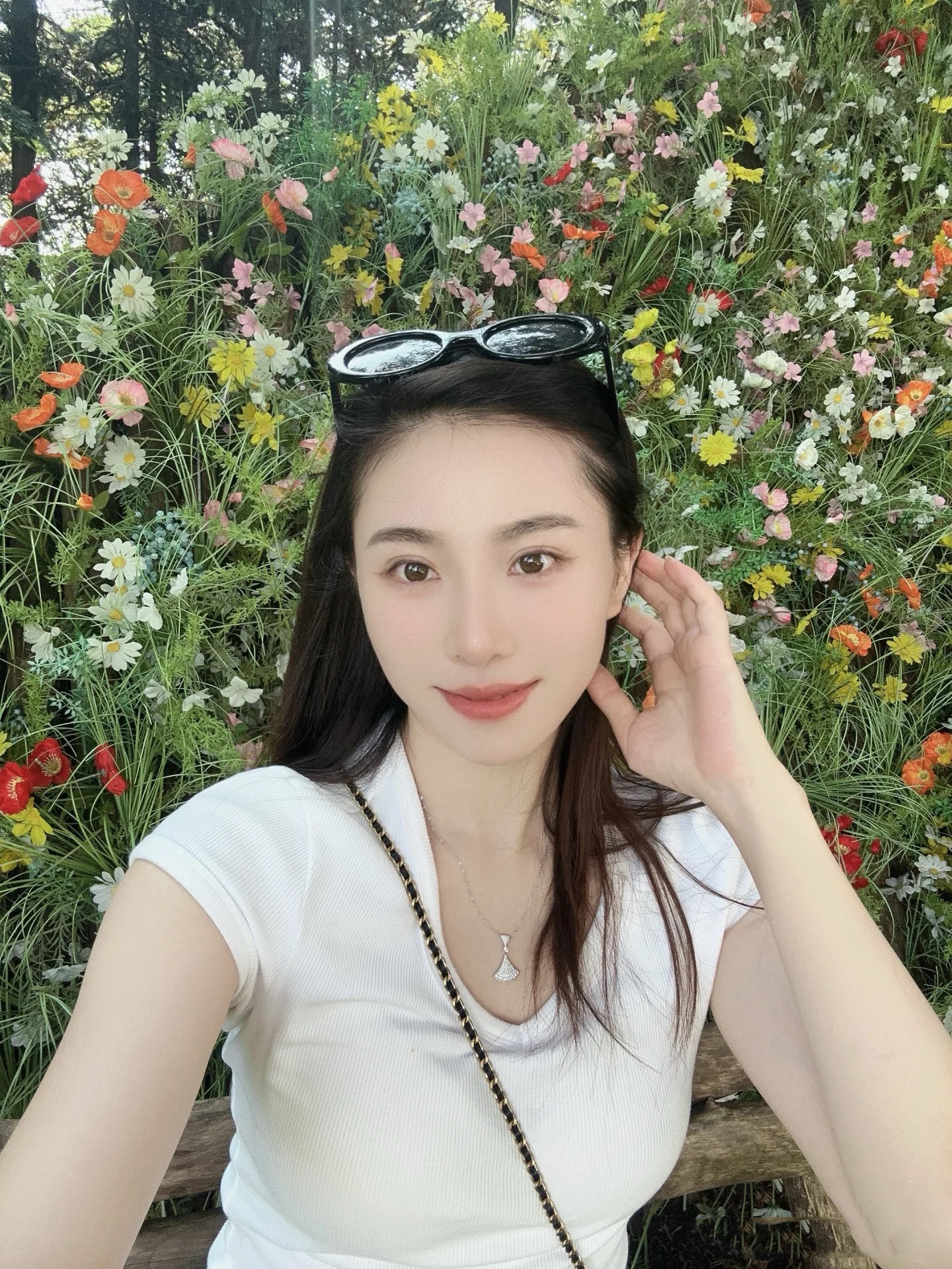 GM×马吉拉206墨镜 谁戴谁 Jennie真的不要小看墨镜在夏天的地位除了让眼睛舒服
这个时尚度真的就是直线up
大黑框墨镜已经不是时尚女孩的标配了。