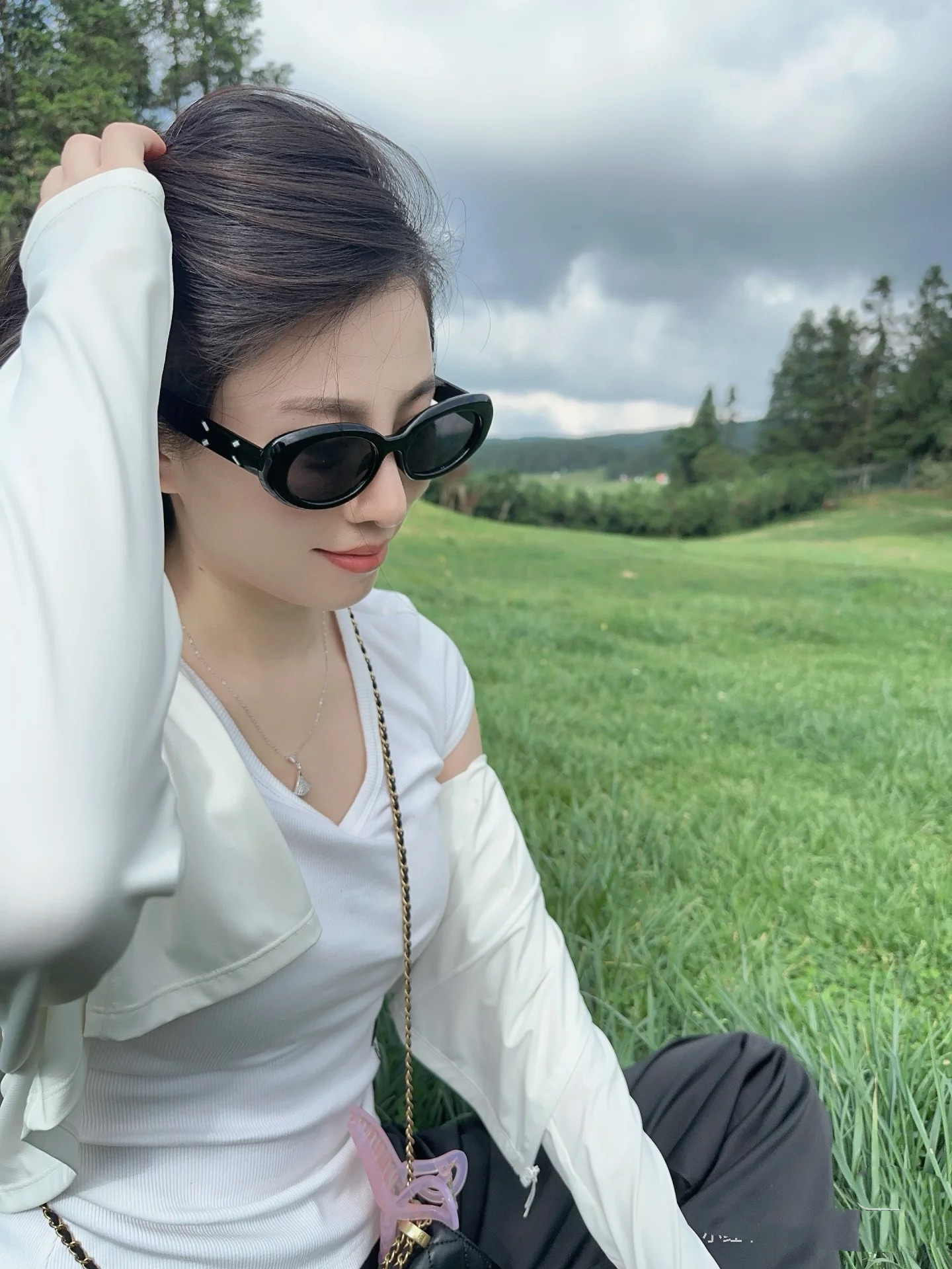 GM×马吉拉206墨镜 谁戴谁 Jennie真的不要小看墨镜在夏天的地位除了让眼睛舒服
这个时尚度真的就是直线up
大黑框墨镜已经不是时尚女孩的标配了。