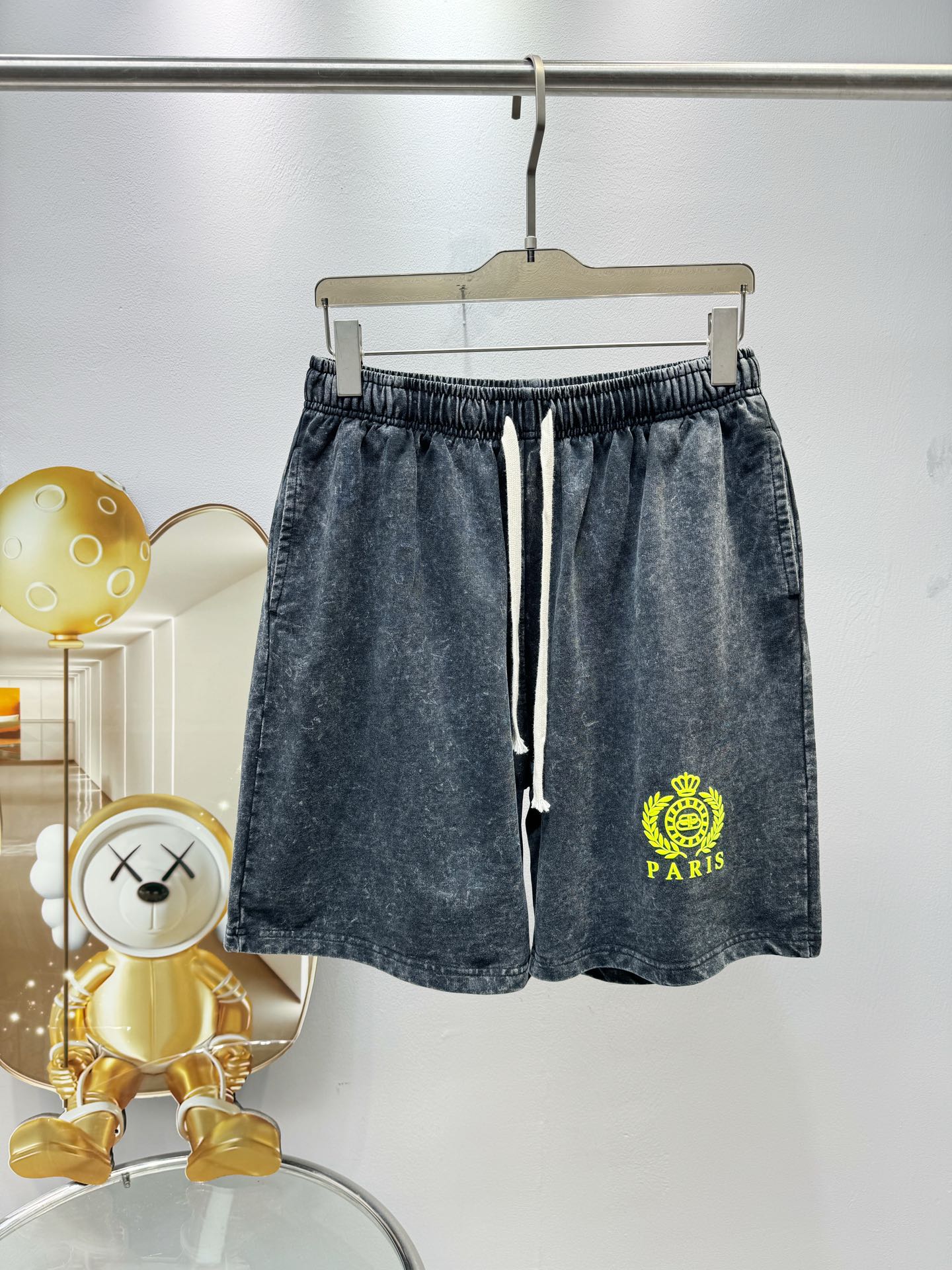 NO:454676,BALENCIAGA 2025 new model snowflake pickling and aging personalized craft pattern making custom fabric shorts, super beautiful upper body, same style for men and women S M L XL XXL Five sizes,,balenciaga, shorts,alexander wang19860909BALENCIAGA 2025新款 雪花酸洗做旧 个性工艺图案制作 定制面料短裤 上身超好看 男女同款 S M L XL XXL 五个码,,balenciaga,shorts,alexander wang,Men's clothing
