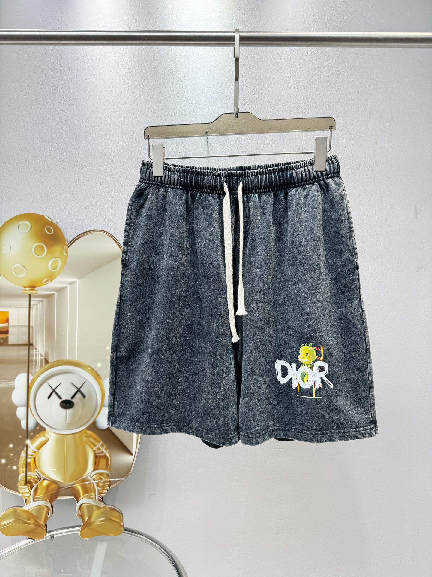 NO:454709,DIOR 2025 new model, snowflake pickling and aging, personalized craft pattern making, customized fabric shorts, super beautiful upper body, same style for men and women, S M L XL XXL five sizes,,dior, shorts,alexander wang19860909DIOR 2025新款 雪花酸洗做旧 个性工艺图案制作 定制面料短裤 上身超好看 男女同款 S M L XL XXL 五个码,,dior,shorts,alexander wang,Men's clothing