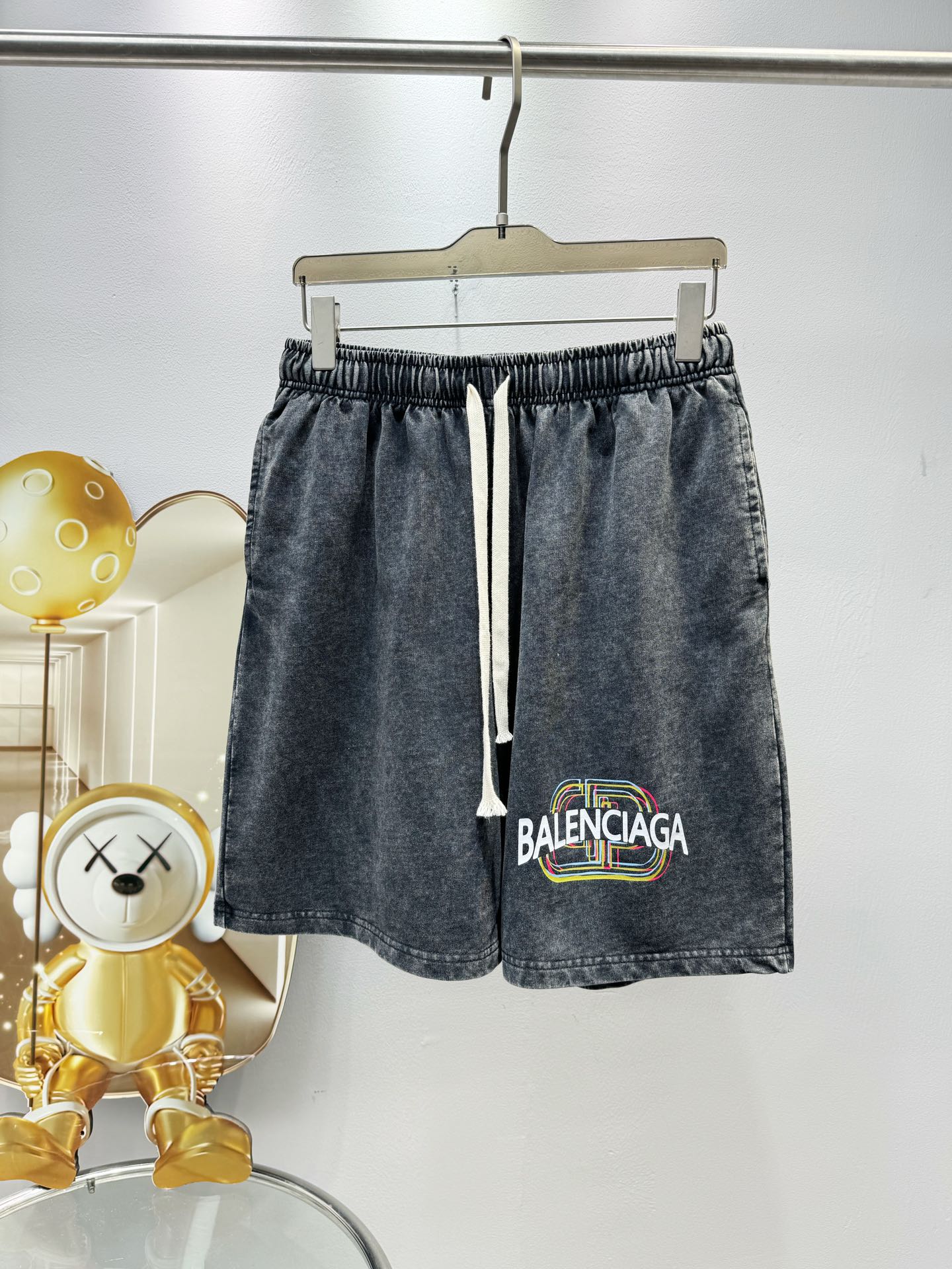 NO:454714,BALENCIAGA 2025 new model snowflake pickling and aging personalized craft pattern making custom fabric shorts, super beautiful upper body, same style for men and women S M L XL XXL Five sizes,,balenciaga, shorts,alexander wang19860909BALENCIAGA 2025新款 雪花酸洗做旧 个性工艺图案制作 定制面料短裤 上身超好看 男女同款 S M L XL XXL 五个码,,balenciaga,shorts,alexander wang,Men's clothing