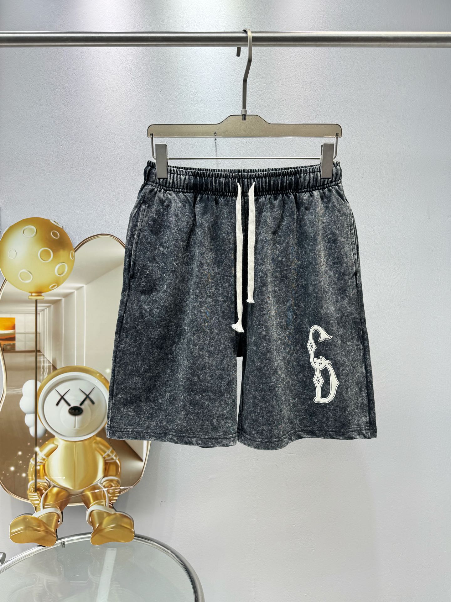 NO:454719,Dior 2025 new style, snowflake pickling and aging, personalized craft pattern making, customized fabric shorts, super beautiful upper body, same style for men and women, S M L XL XXL five sizes,,dior, shorts,alexander wang19860909Dior 2025新款 雪花酸洗做旧 个性工艺图案制作 定制面料短裤 上身超好看 男女同款 S M L XL XXL 五个码,,dior,shorts,alexander wang,Men's clothing