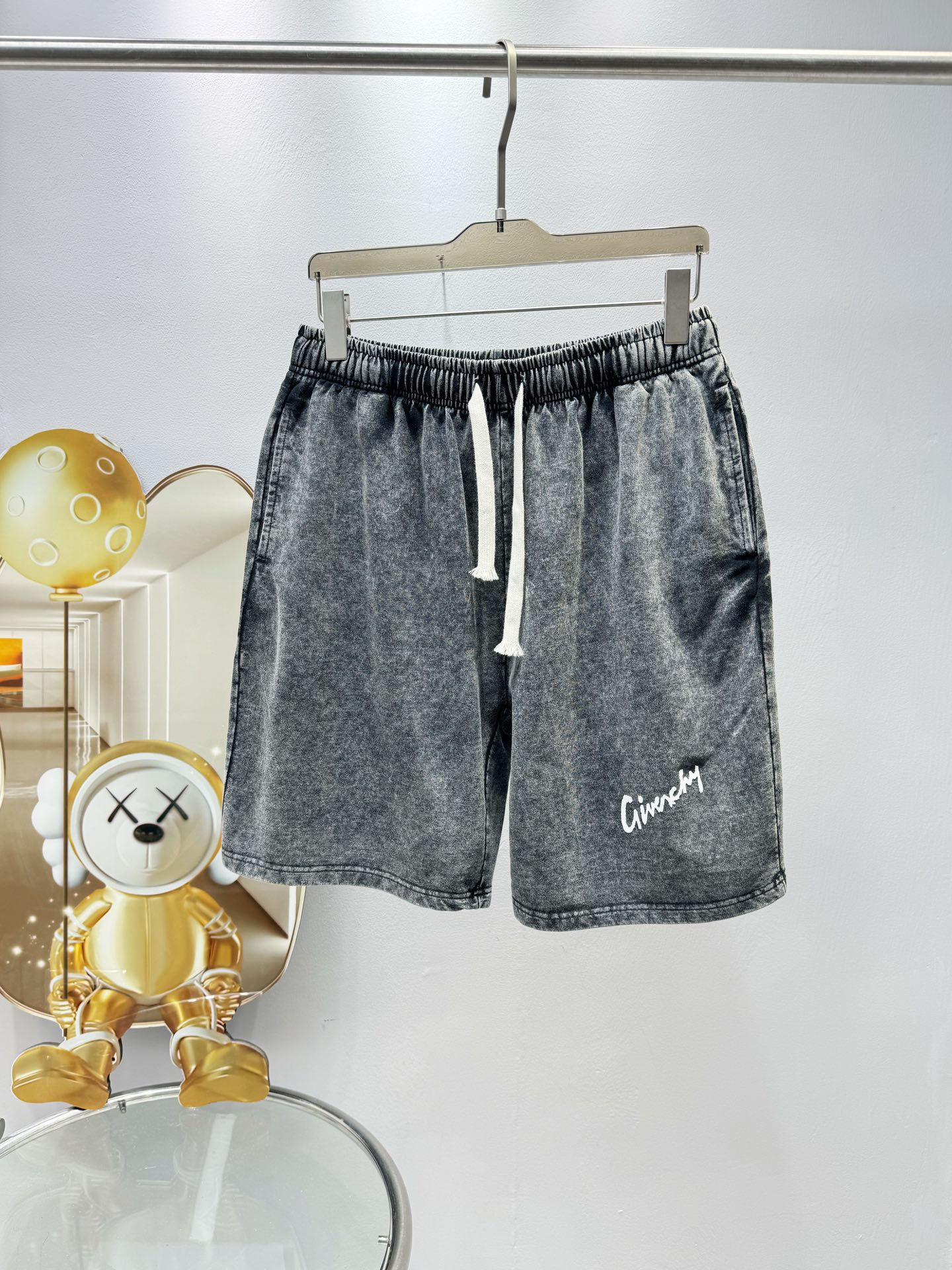 NO:454704,Givenchy 2025 new model, snowflake pickling and aging, personalized craft pattern making, customized fabric shorts, super good-looking upper body, same style for men and women, S M L XL XXL Five codes,, given, shorts, alexander wang19860909Givenchy 2025新款 雪花酸洗做旧 个性工艺图案制作 定制面料短裤 上身超好看 男女同款 S M L XL XXL 五个码,,givenchy,shorts,alexander wang,Men's clothing