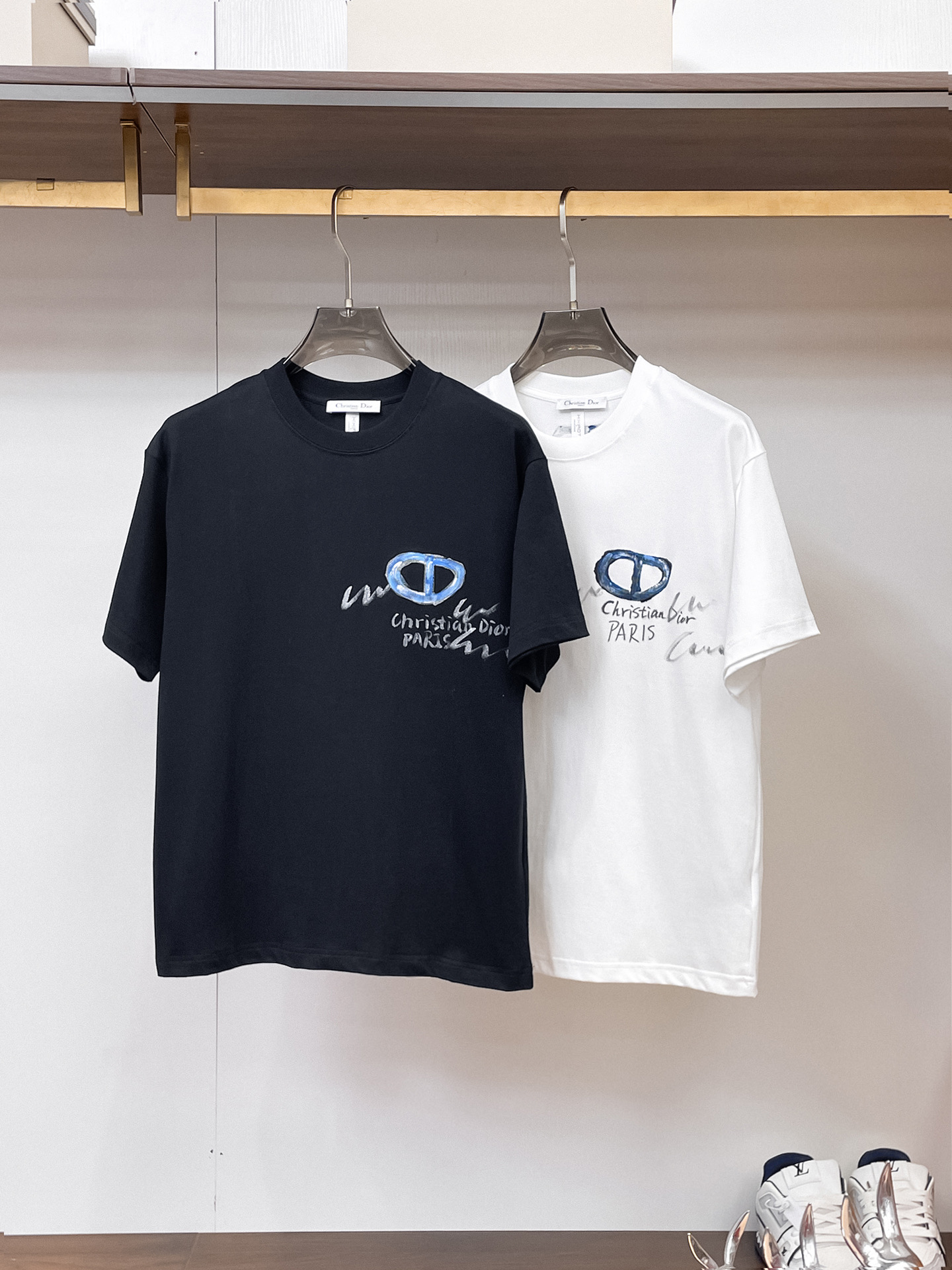 NO:910191,Dior 2026 new summer style, pure hand-painted craftsmanship, short-sleeved T-shirt, customized fabric 280g, same style for men and women, color black, white, size: S M L XL XXL five sizes, dior, T-shirt, tees, t-shirt,19860909Dior 2026夏季新款 纯手绘工艺 短袖T恤 定制面料280g 男女同款 颜色黑色 白色 尺码:S M L XL XXL 五个码,,dior,T-shirt,tees，t-shirt,,Men's clothing