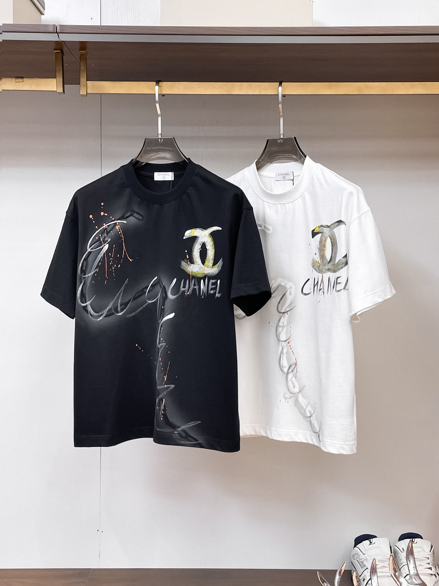 NO:910186,Chanel 2026 new summer style, pure hand-painted craftsmanship, short-sleeved T-shirt, customized fabric 280g, same style for men and women, color black, white, size: S M L XL XXL five sizes, chanel, T-shirt, tees, t-shirt,19860909香奈儿 2026夏季新款 纯手绘工艺 短袖T恤 定制面料280g 男女同款 颜色黑色 白色 尺码:S M L XL XXL 五个码,,chanel,T-shirt,tees，t-shirt,,Men's clothing