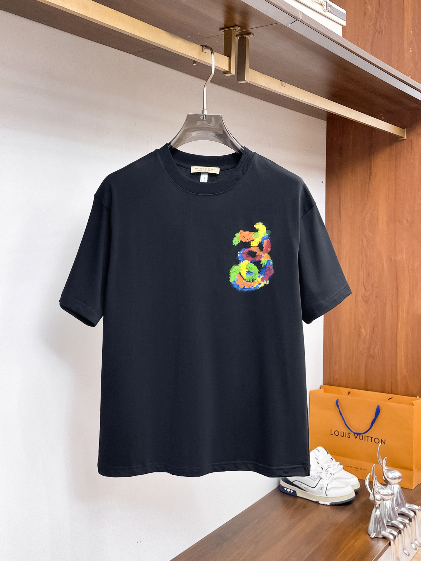 NO:910183,Barboli 2026 new summer style, pure hand-painted craftsmanship, short-sleeved T-shirt, customized fabric 280g, same style for men and women, color black, white, size: S M L XL XXL five sizes, T-shirt, tees, t-shirt,19860909芭保丽 2026夏季新款 纯手绘工艺 短袖T恤 定制面料280g 男女同款 颜色黑色 白色 尺码:S M L XL XXL 五个码,,T-shirt,tees，t-shirt,,Men's clothing