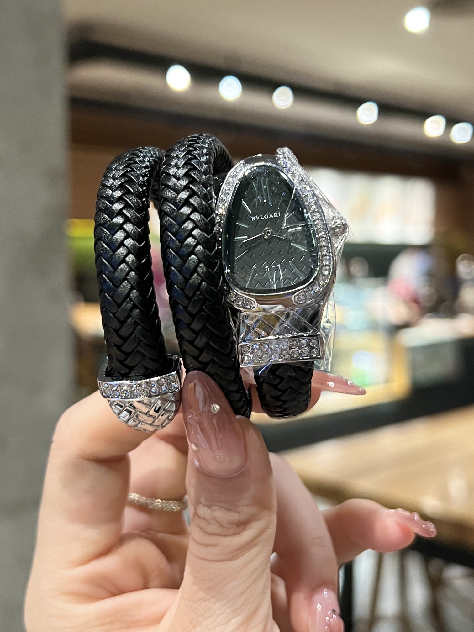 ❤️250包邮/原单代购级别
❤️🤩宝格丽腕表以匠心创意玩转时间千变万化，🧸🎊诠释非凡时尚魅力，各色表面。可当饰品佩戴，腕表如同不断变化色彩的灵蛇，这款时尚前卫，令人爱不释手的蛇形腕表，采用双环绕式展现浓郁的异国情调。