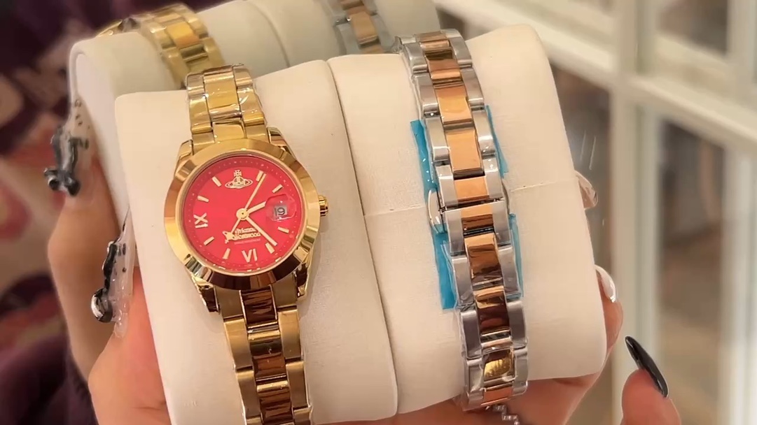 Vivienne Westwood Queen’s Stainless Stone Watch: Classic Design with Roman Saturn Markings