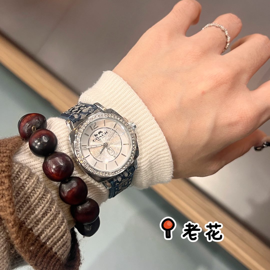 ❤️250包邮/原单代购级别
对版指针，高品质！
🔥蔻驰Coach时尚简约气质高雅轻奢老花经典款石英女表，34mm表径，老花牛皮表带，美到爆，宝宝们可力推请认准品质！秒杀所有市场货！