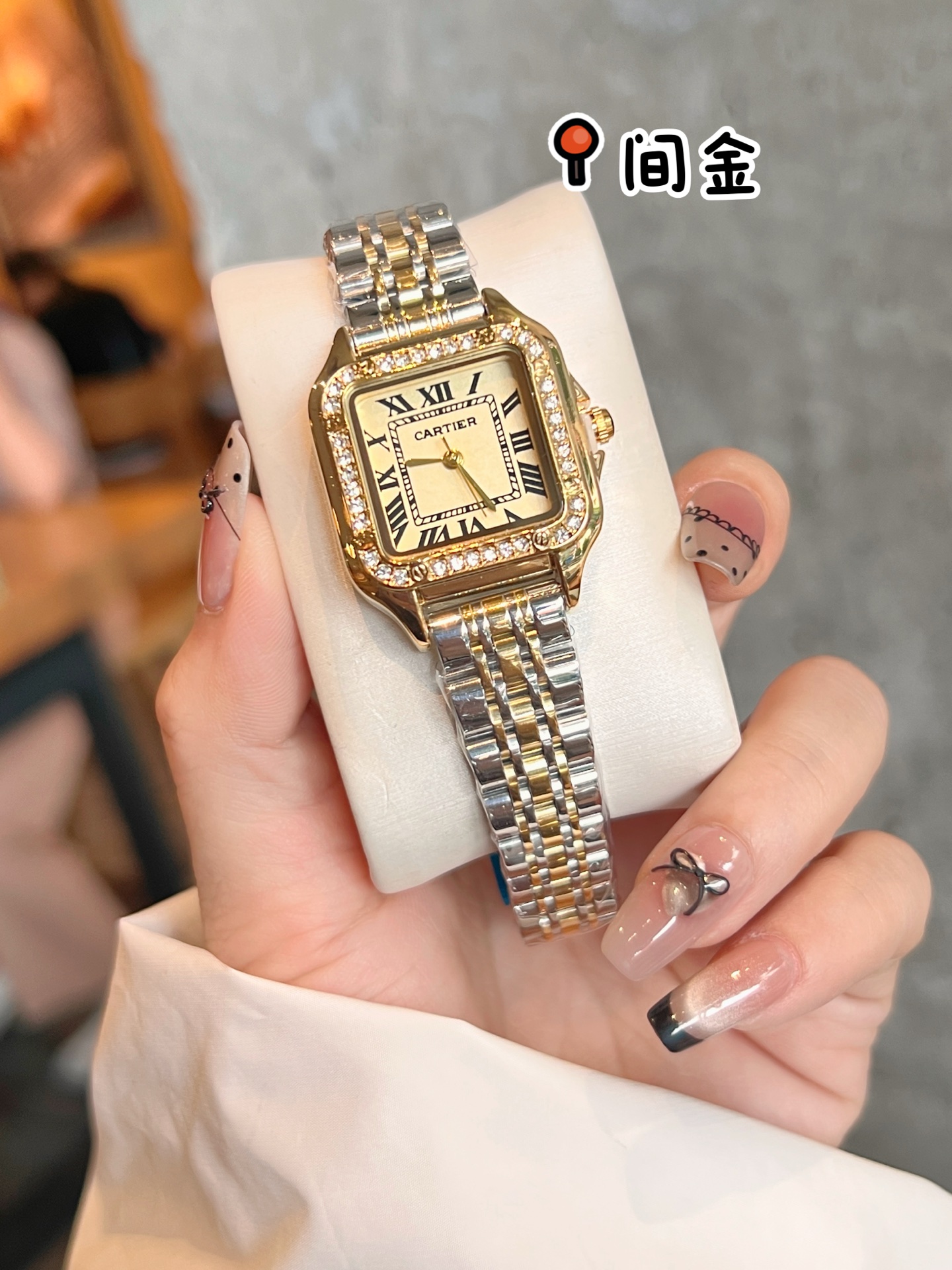 ❤️250包邮/原单代购级别
卡地亚 ⌚️猎豹手表，新款 无刻度面  华丽而不羁，是Panthère de Cartier猎豹所传达的美学风格。它线条流畅，魅惑动人，柔软服帖于腕间，宛若在肌肤上翩翩起舞。独特的造型彰显成熟优雅、自信动人的女性形象。