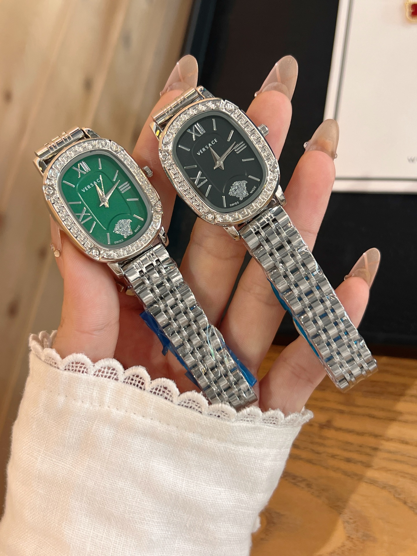 💰60 范思哲 搭配品牌标志性的美杜莎、图案作为主要的