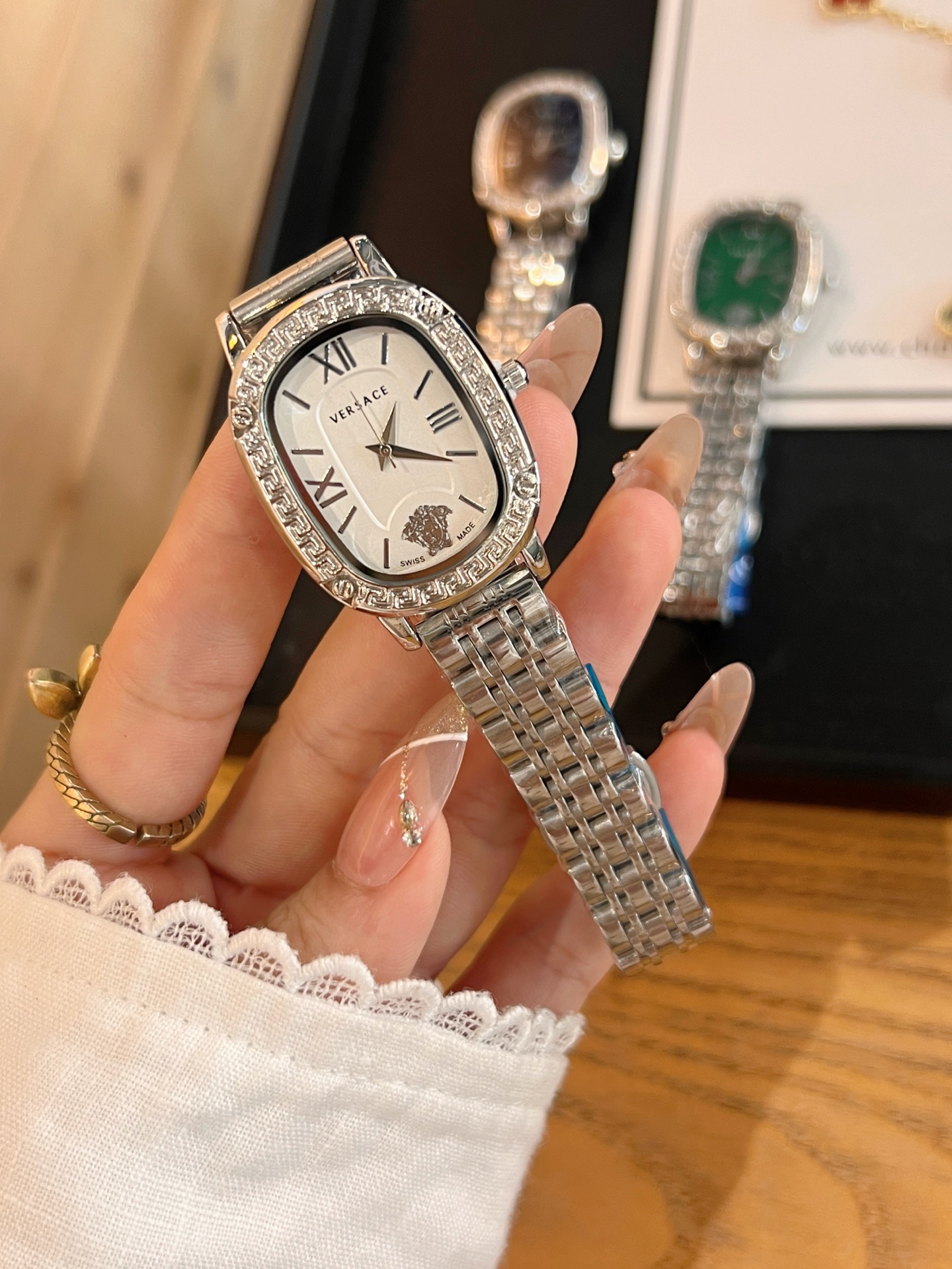 💰60 范思哲 搭配品牌标志性的美杜莎、图案作为主要的