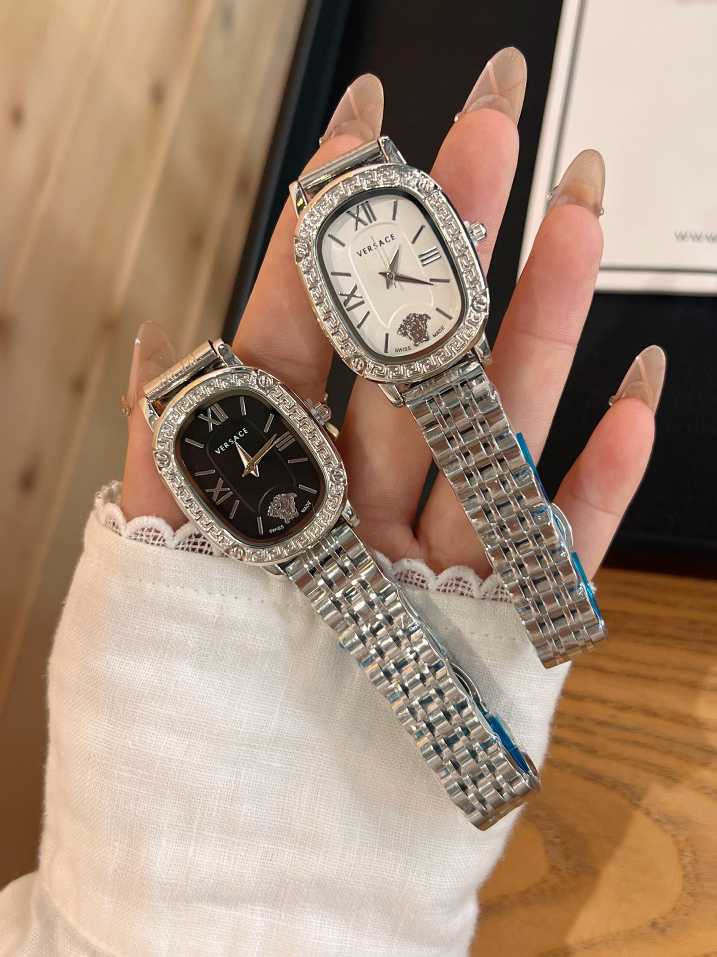 💰60 范思哲 搭配品牌标志性的美杜莎、图案作为主要的