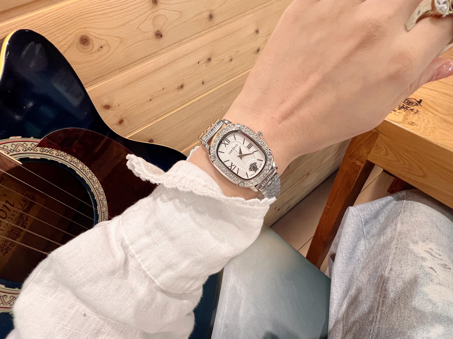 💰60 范思哲 搭配品牌标志性的美杜莎、图案作为主要的