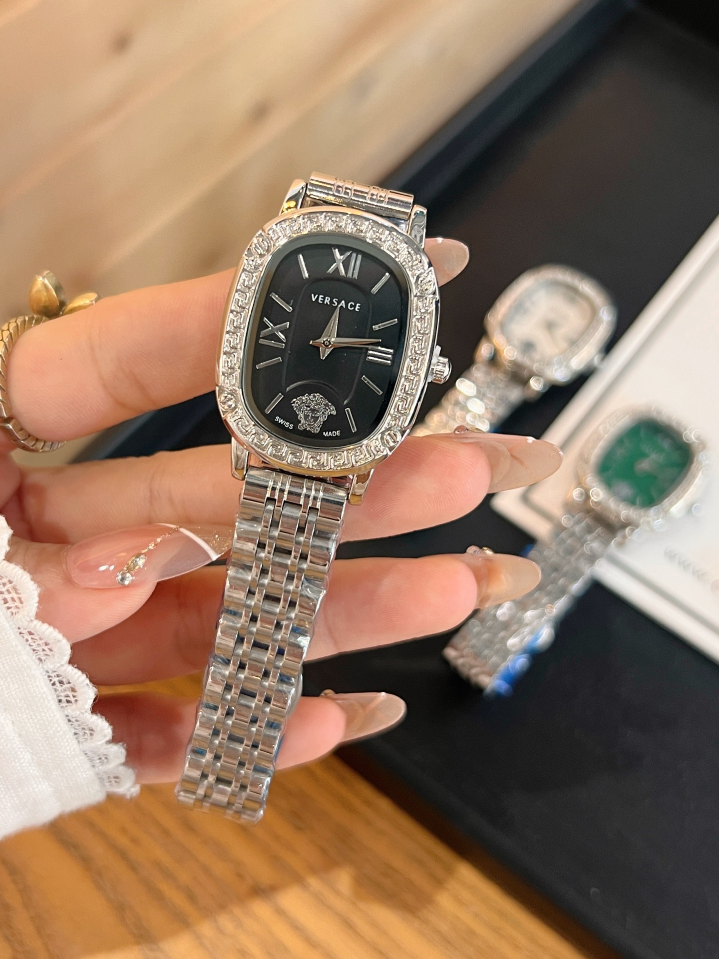 💰60 范思哲 搭配品牌标志性的美杜莎、图案作为主要的