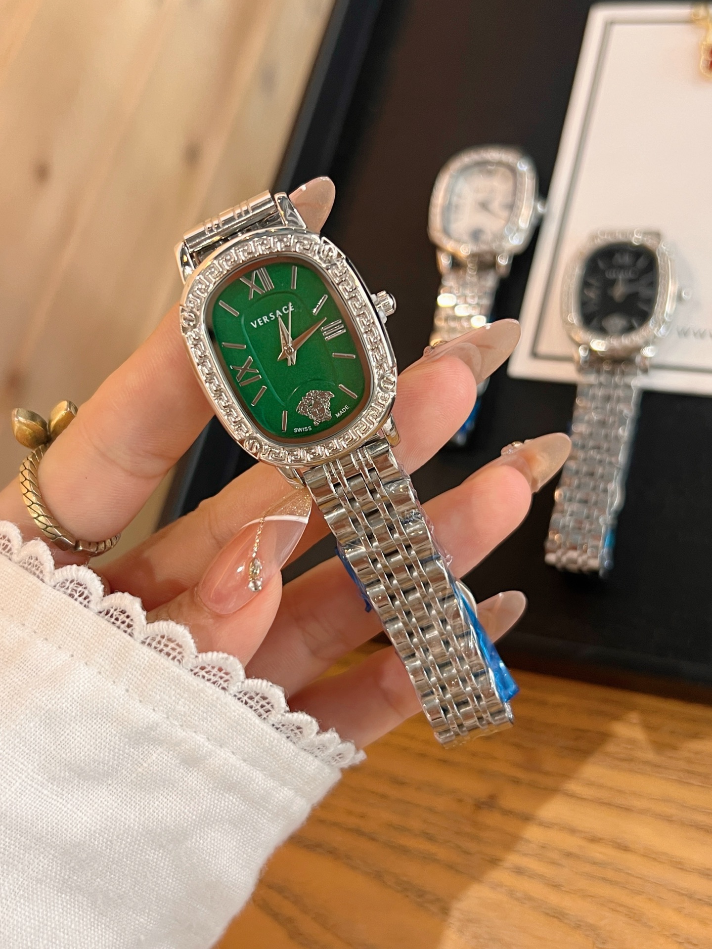 💰60 范思哲 搭配品牌标志性的美杜莎、图案作为主要的