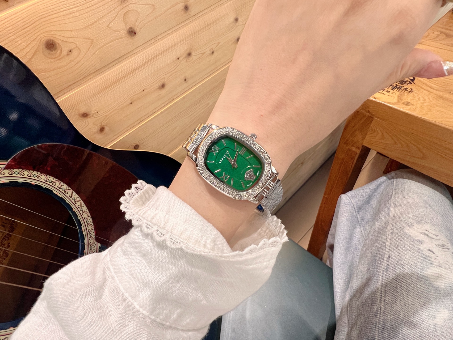 💰60 范思哲 搭配品牌标志性的美杜莎、图案作为主要的