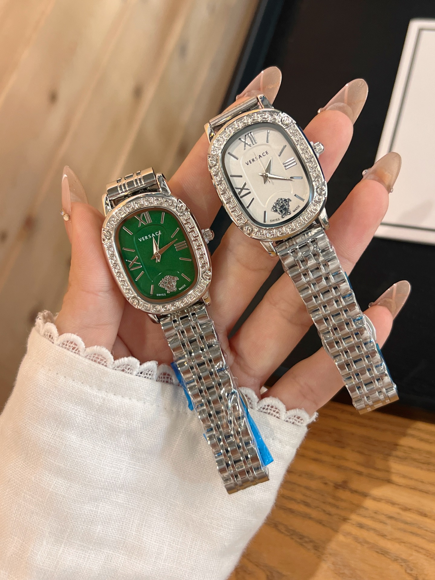 💰60 范思哲 搭配品牌标志性的美杜莎、图案作为主要的