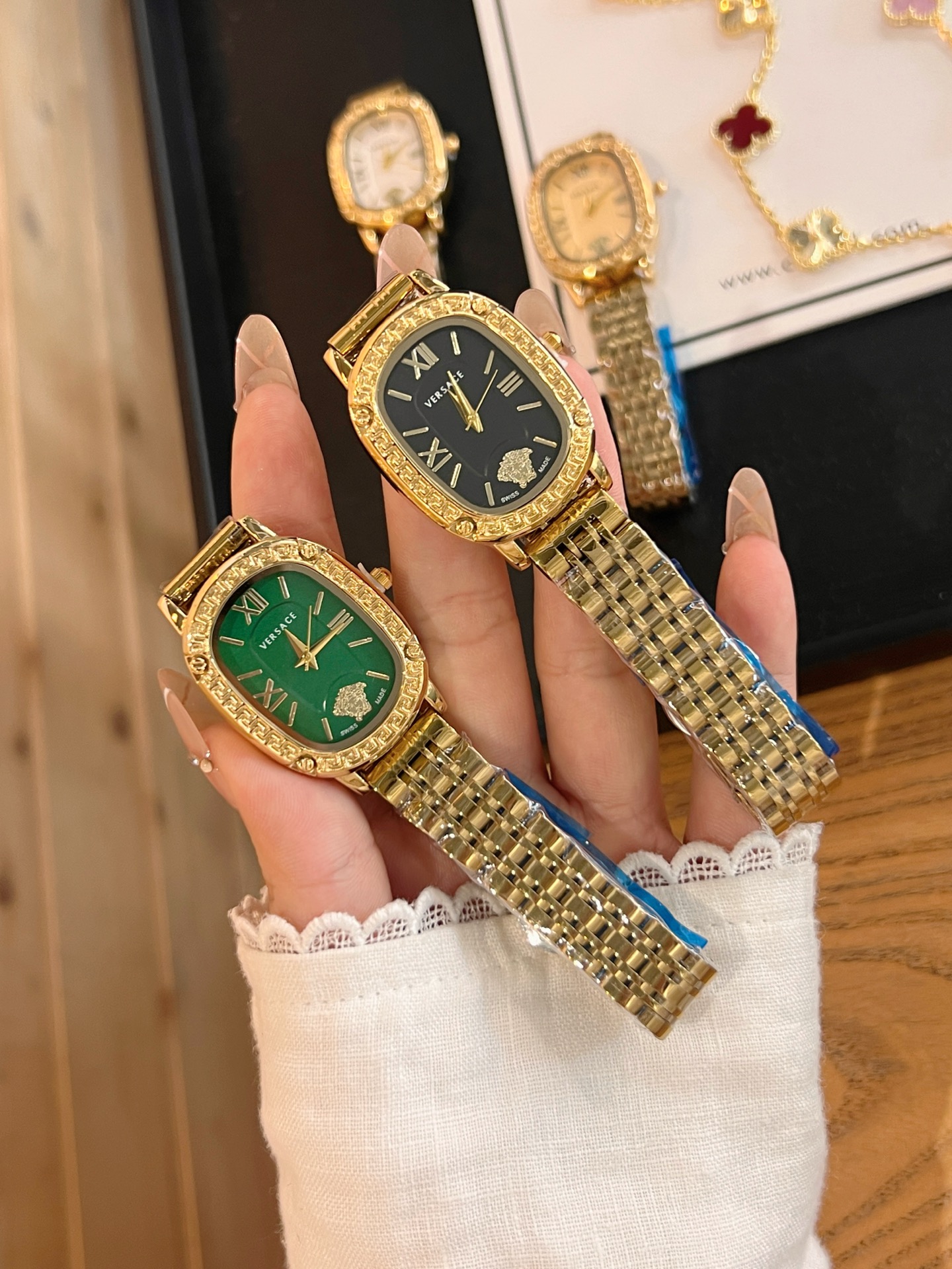 💰60 范思哲 搭配品牌标志性的美杜莎、图案作为主要的