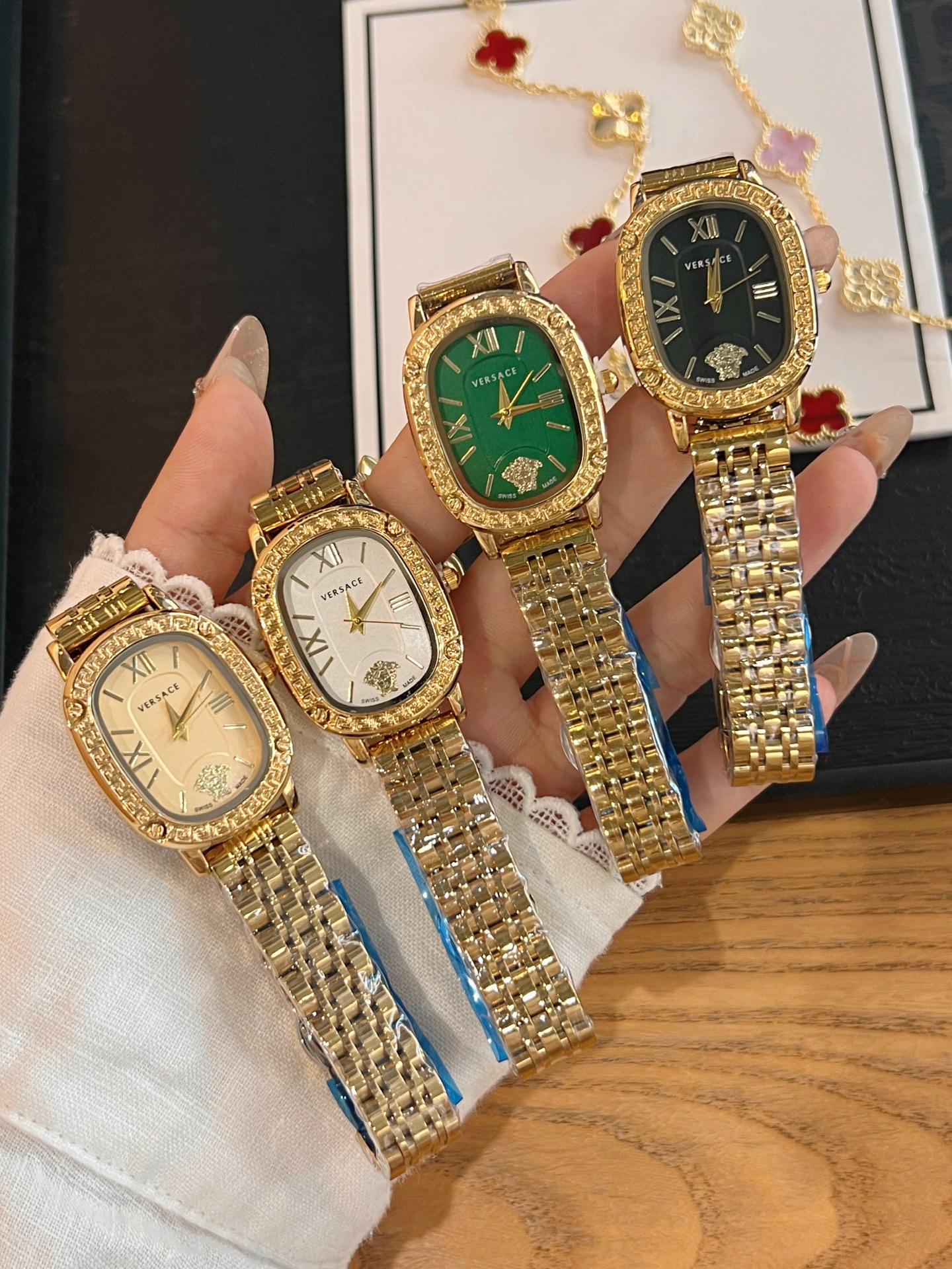 💰60 范思哲 搭配品牌标志性的美杜莎、图案作为主要的