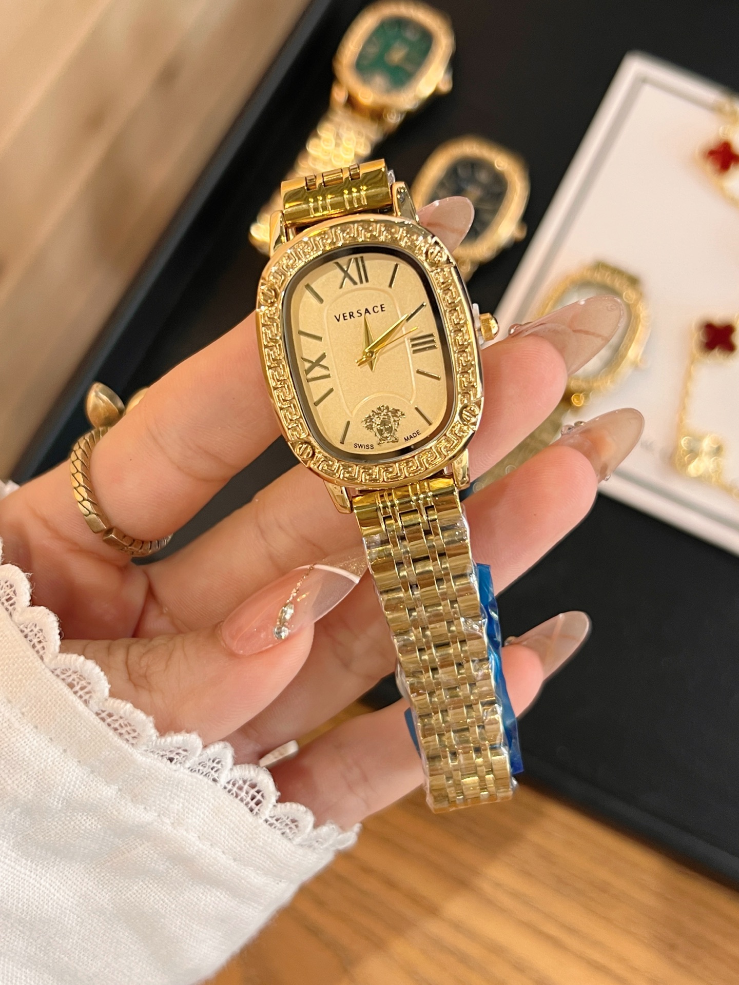 💰60 范思哲 搭配品牌标志性的美杜莎、图案作为主要的