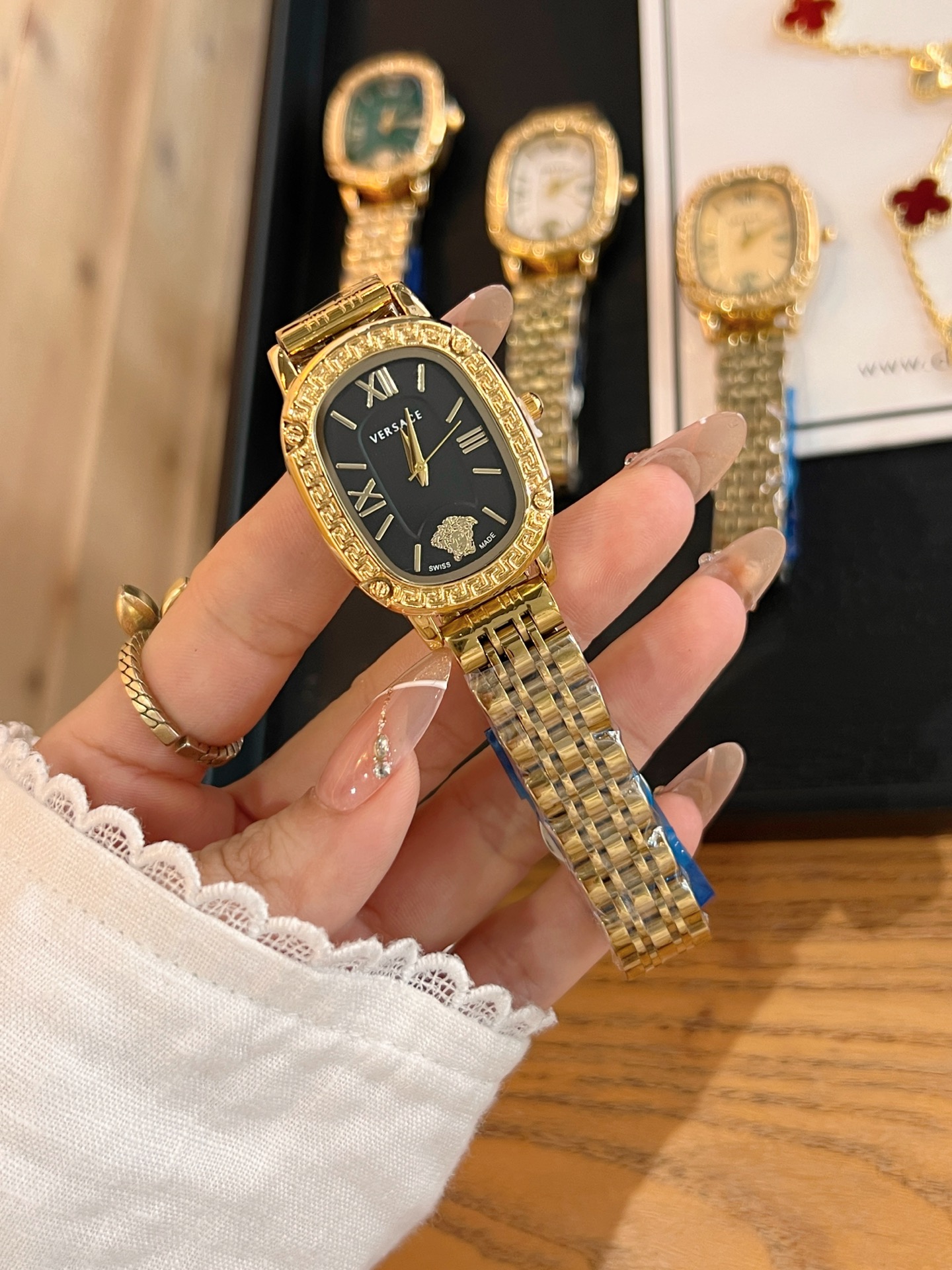 💰60 范思哲 搭配品牌标志性的美杜莎、图案作为主要的