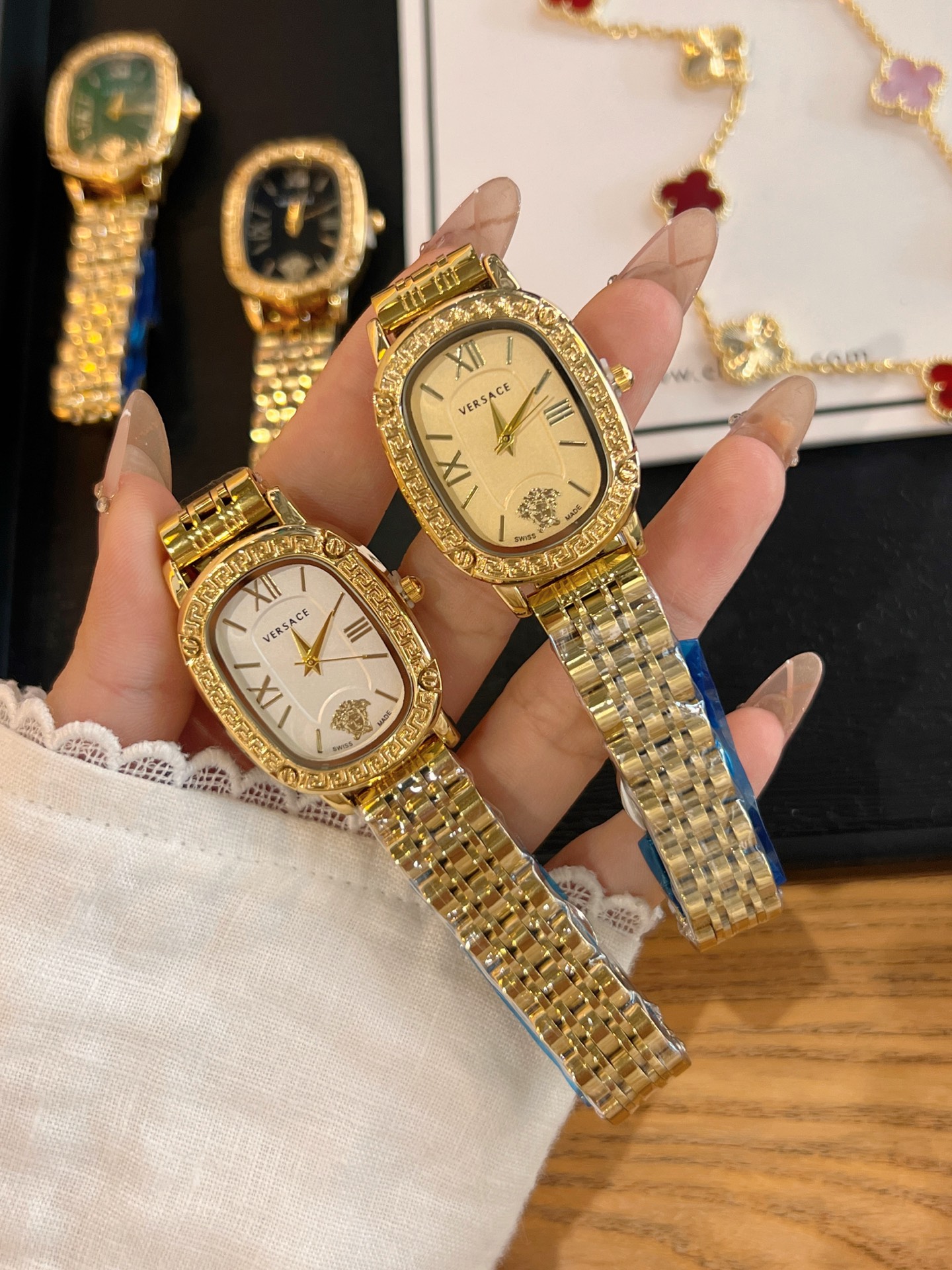 💰60 范思哲 搭配品牌标志性的美杜莎、图案作为主要的