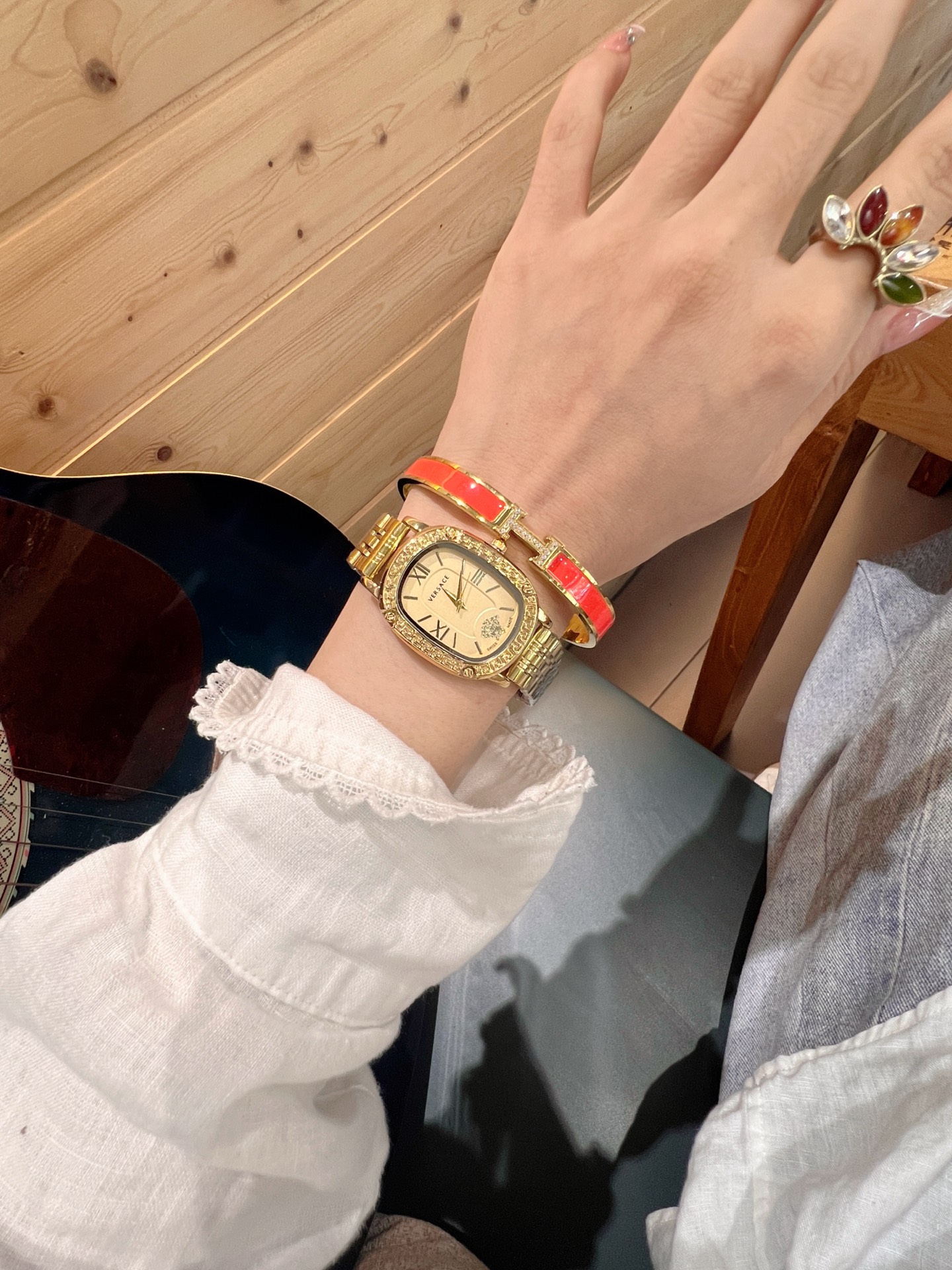 💰60 范思哲 搭配品牌标志性的美杜莎、图案作为主要的